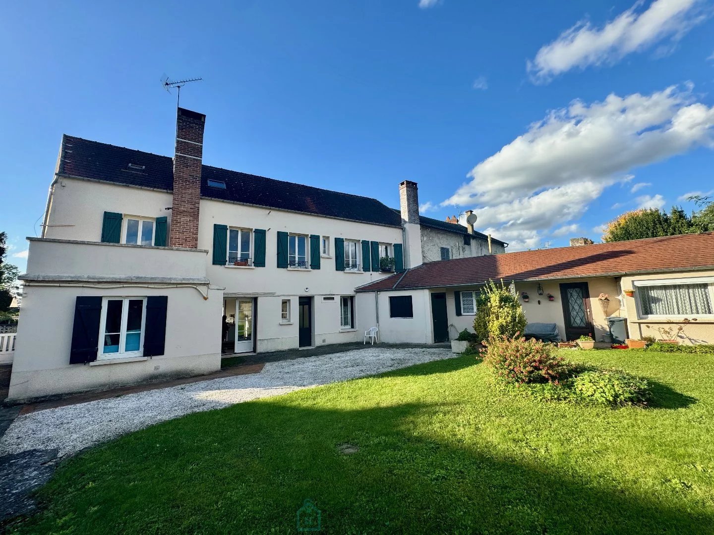 IMMEUBLE 4 APPTS ET 1 LOCAL PRO