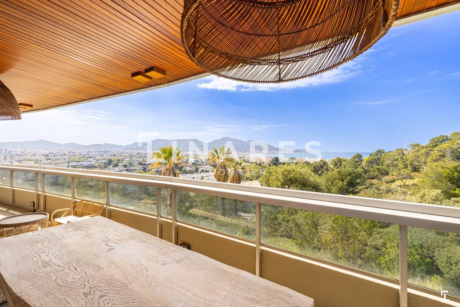 PRESTIGIUM - Appartement T3 de 104m2 + Terrasse 24m2 + Balcon - 13008 CARRE D'OR