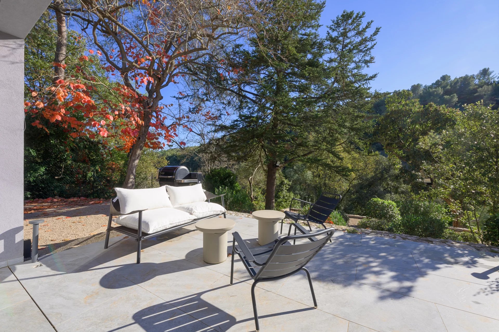 Contemporaine à pied du village 18