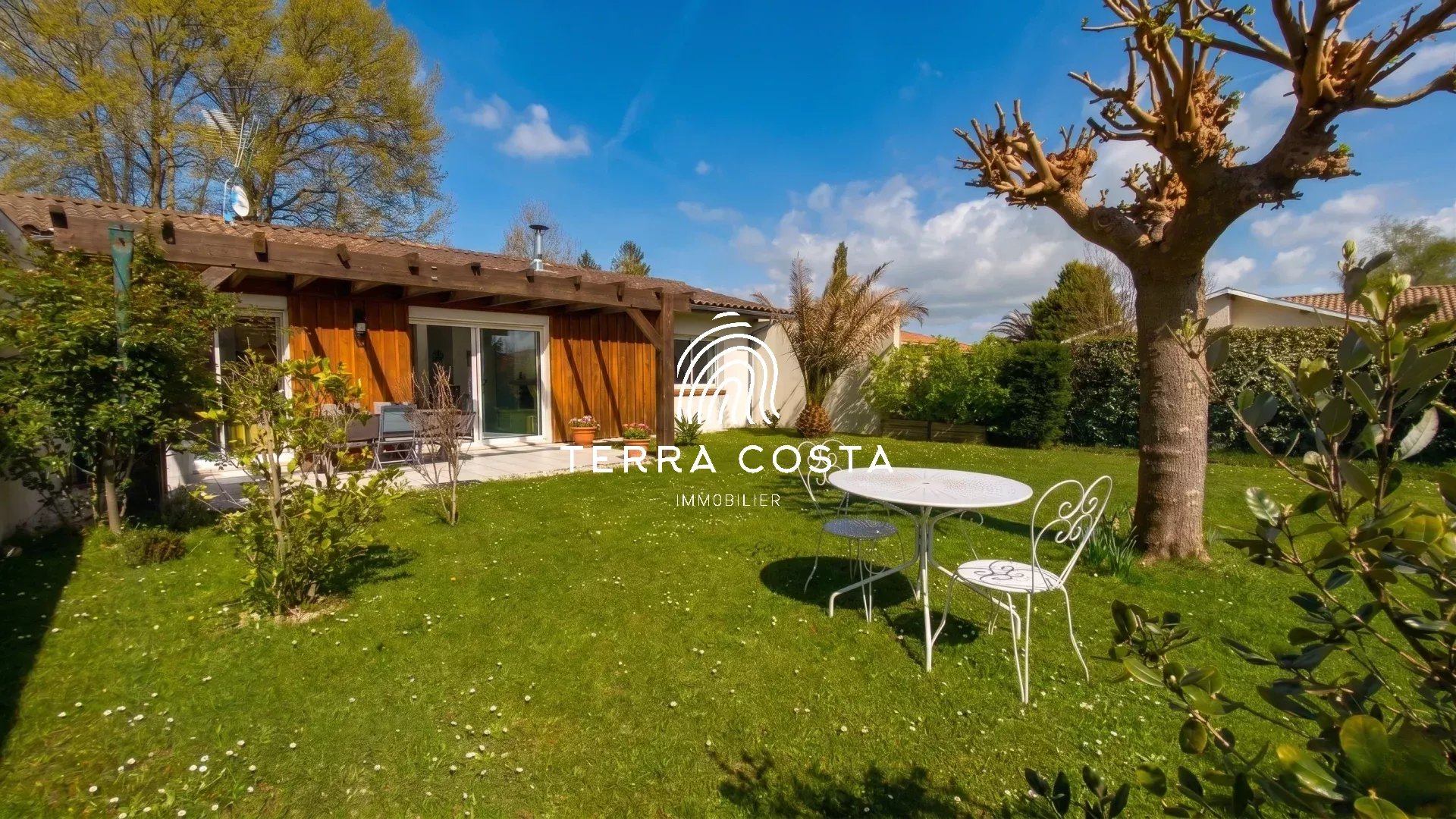 Maison chaleureuse avec garage et jardin arbore