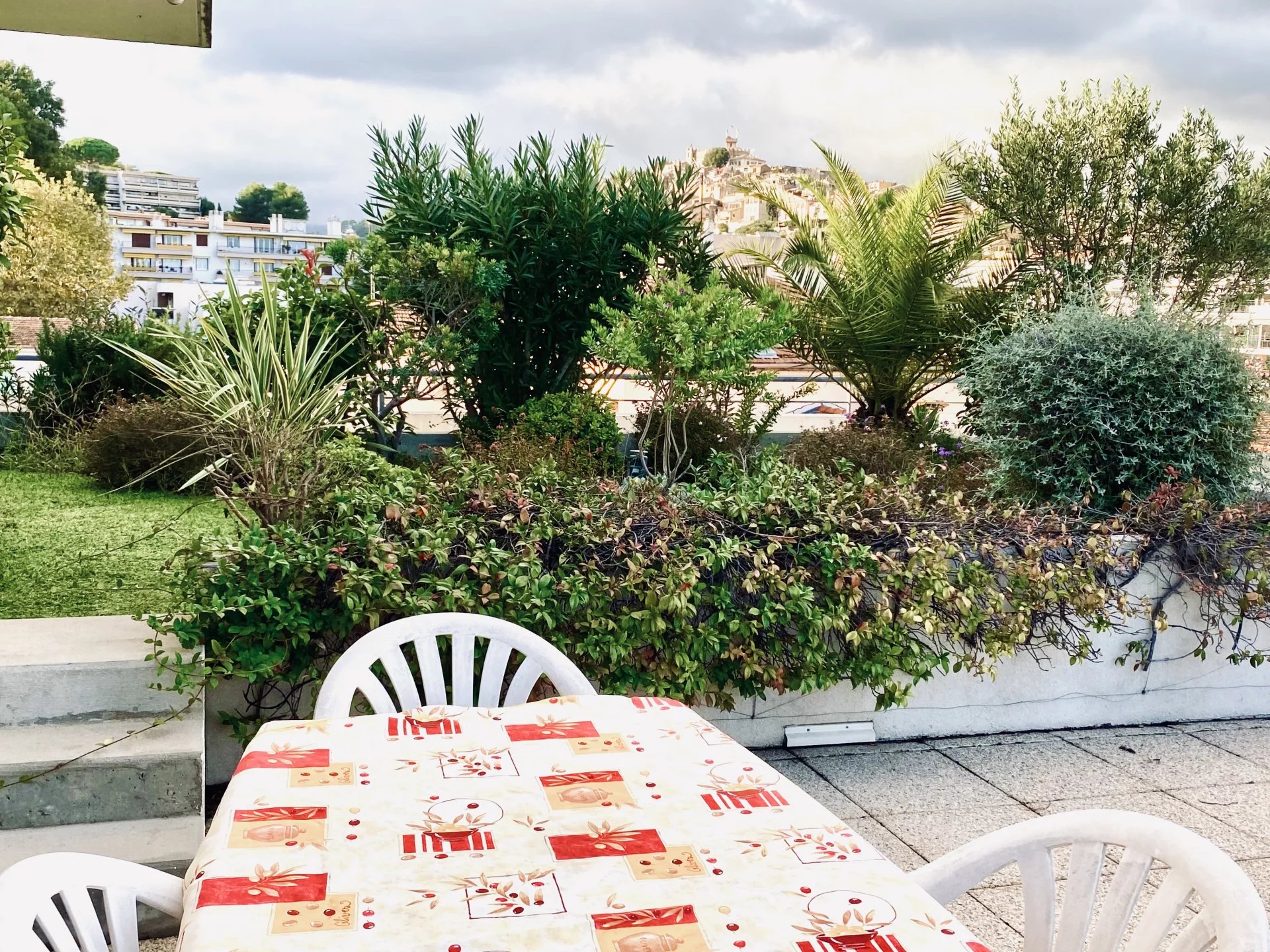 CAGNES sur MER : ROOF TERRACE VIEW 3 BEDROOMS