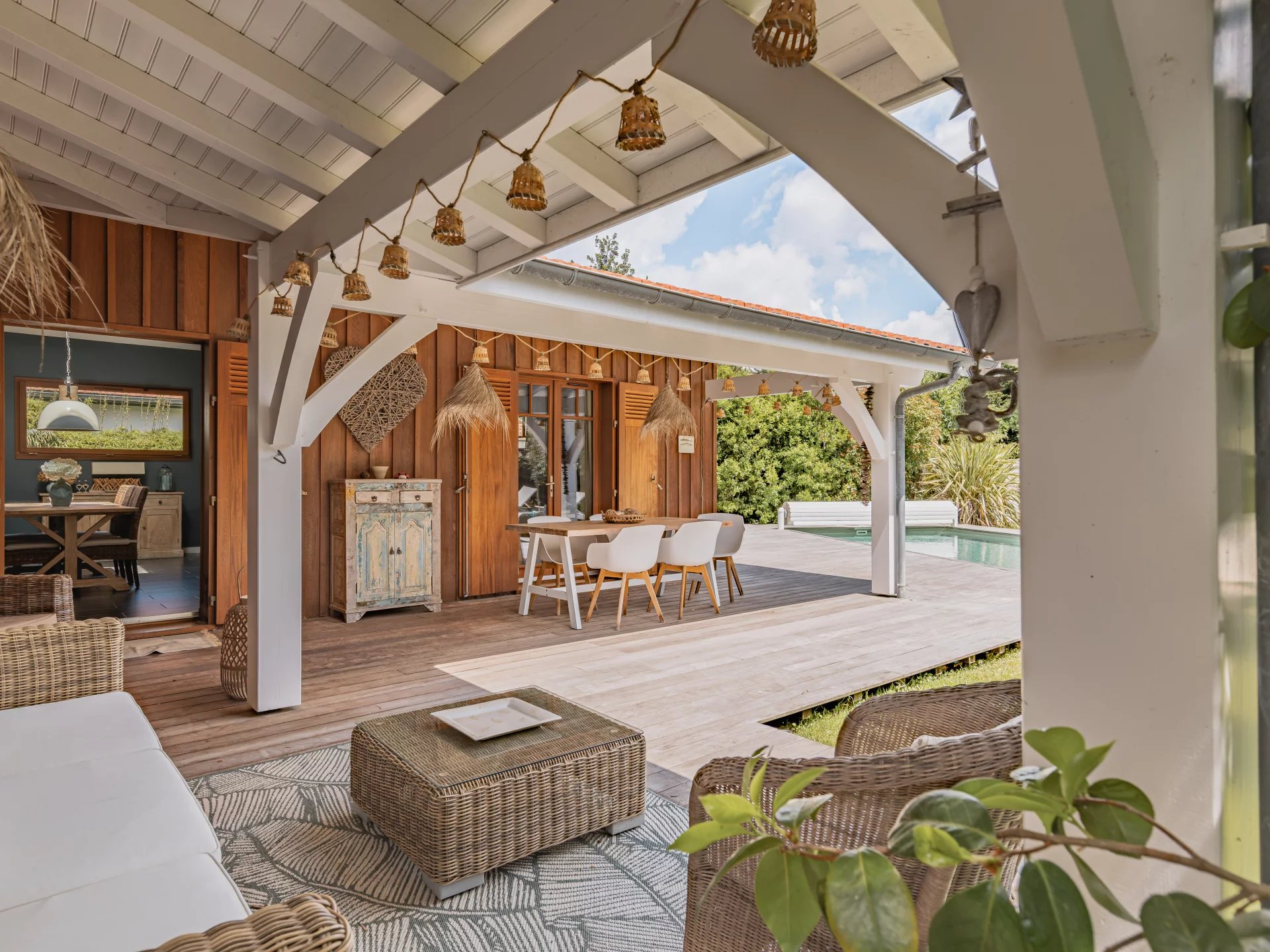 LA HUME NEIGHBOURHOOD - 7-BEDROOM VILLA WITH OUTBUILDING AND SWIMMING POOL