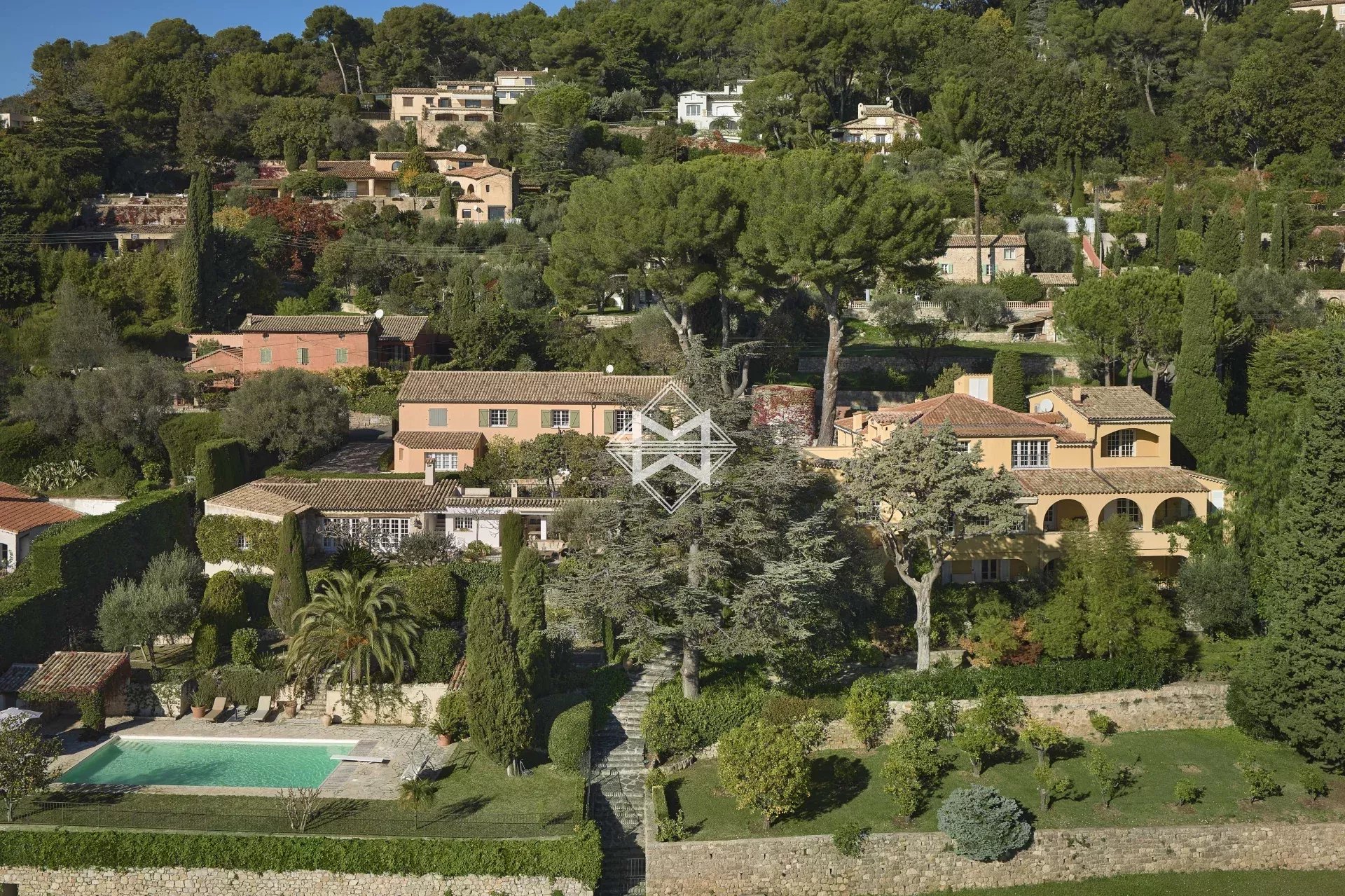 06250 MOUGINS VILLA