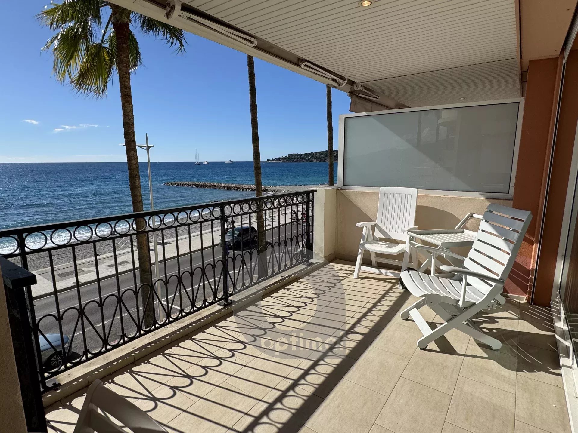 3 local apartment with terrace facing the sea
