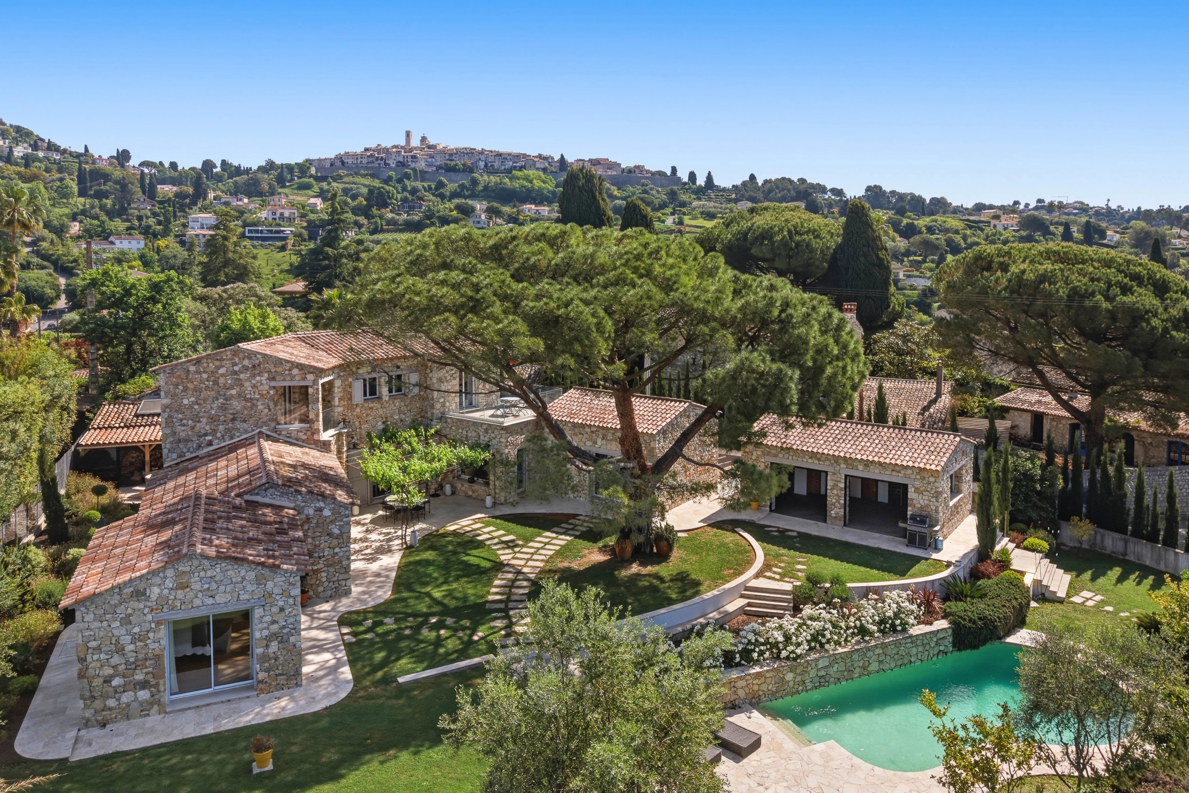 Bastide en pierre rénovée, à pied de Saint-Paul de Vence