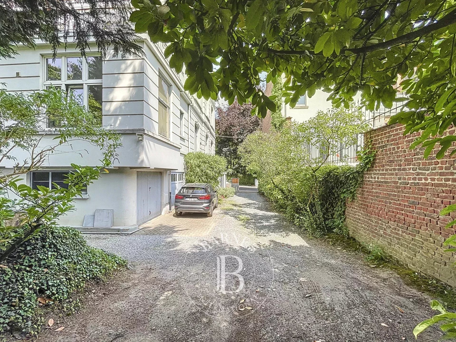 Uccle - Immeuble 3 façades à renover- 4 Logements- 3 Garages- Somptueux jardin