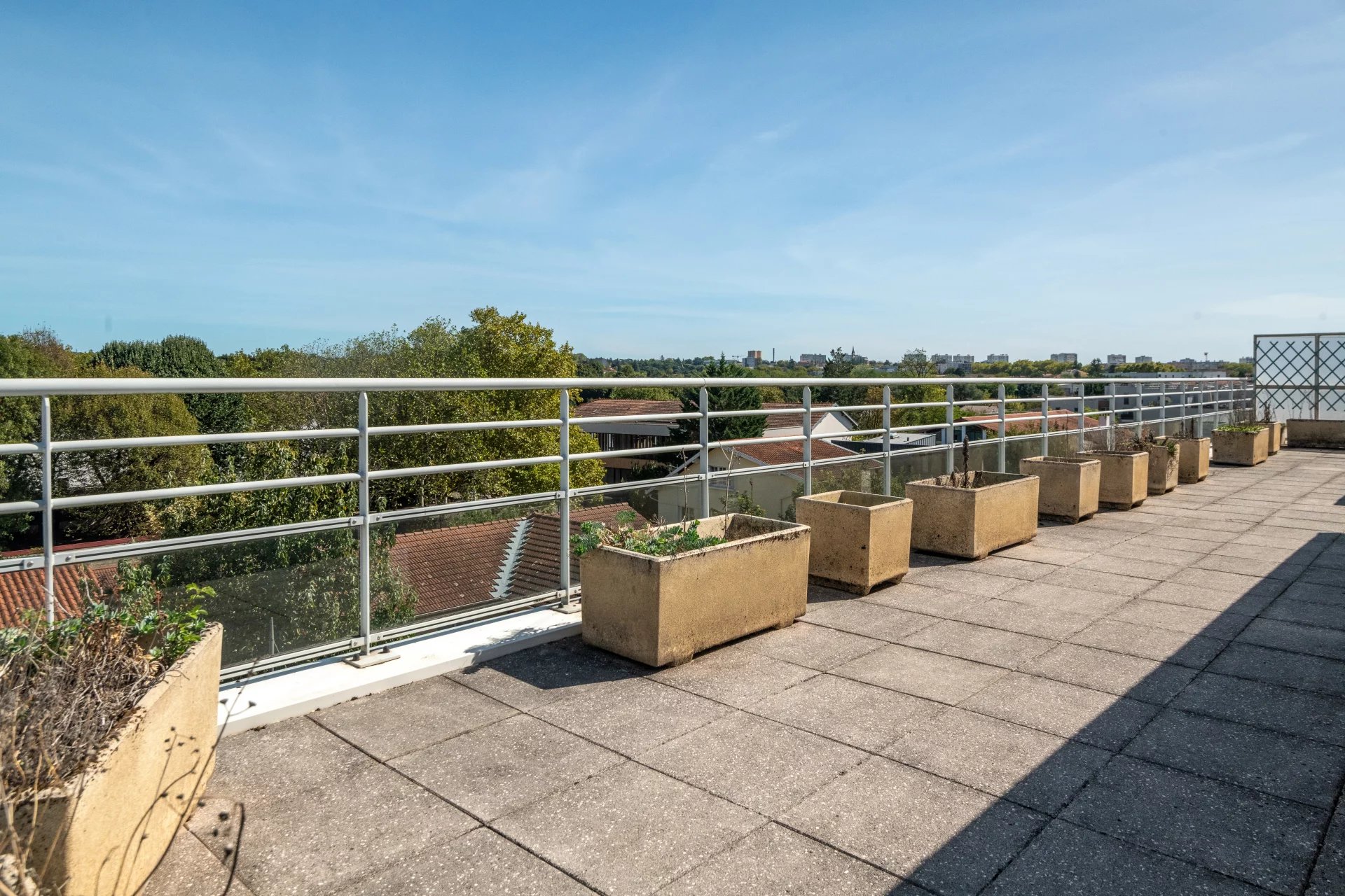 Sathonay Camp - T6 en duplex de 150,20 m² - terrasse de 138 m² - 2 caves et possibilité d'acquérir 2 garages en sus - picture 3