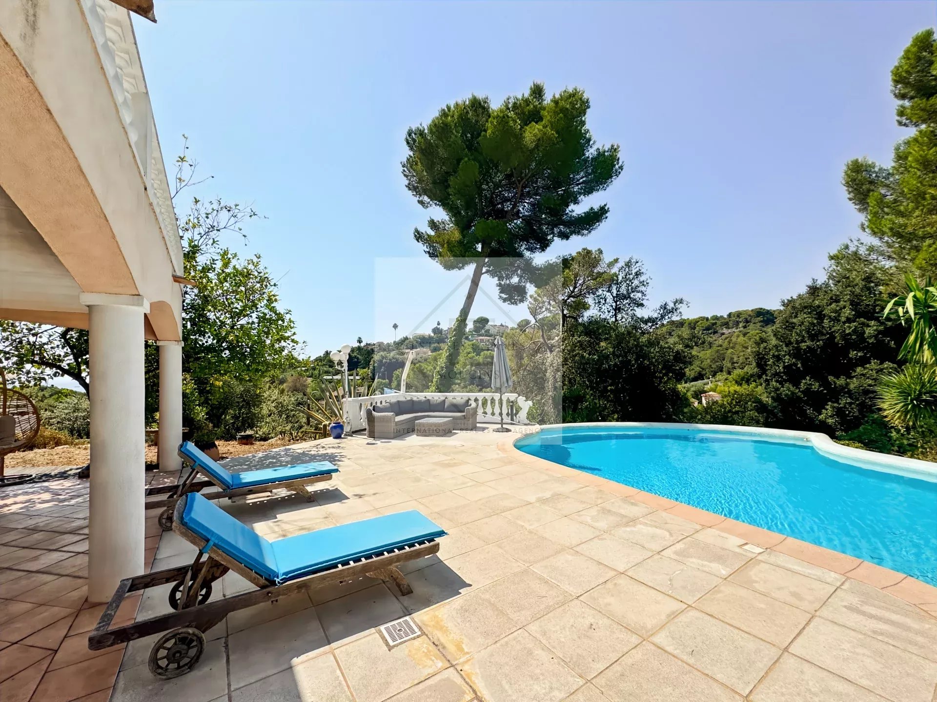 À VENDRE – VILLA DE CHARME VUE MER À ANTIBES, CALME ABSOLU — photo 12