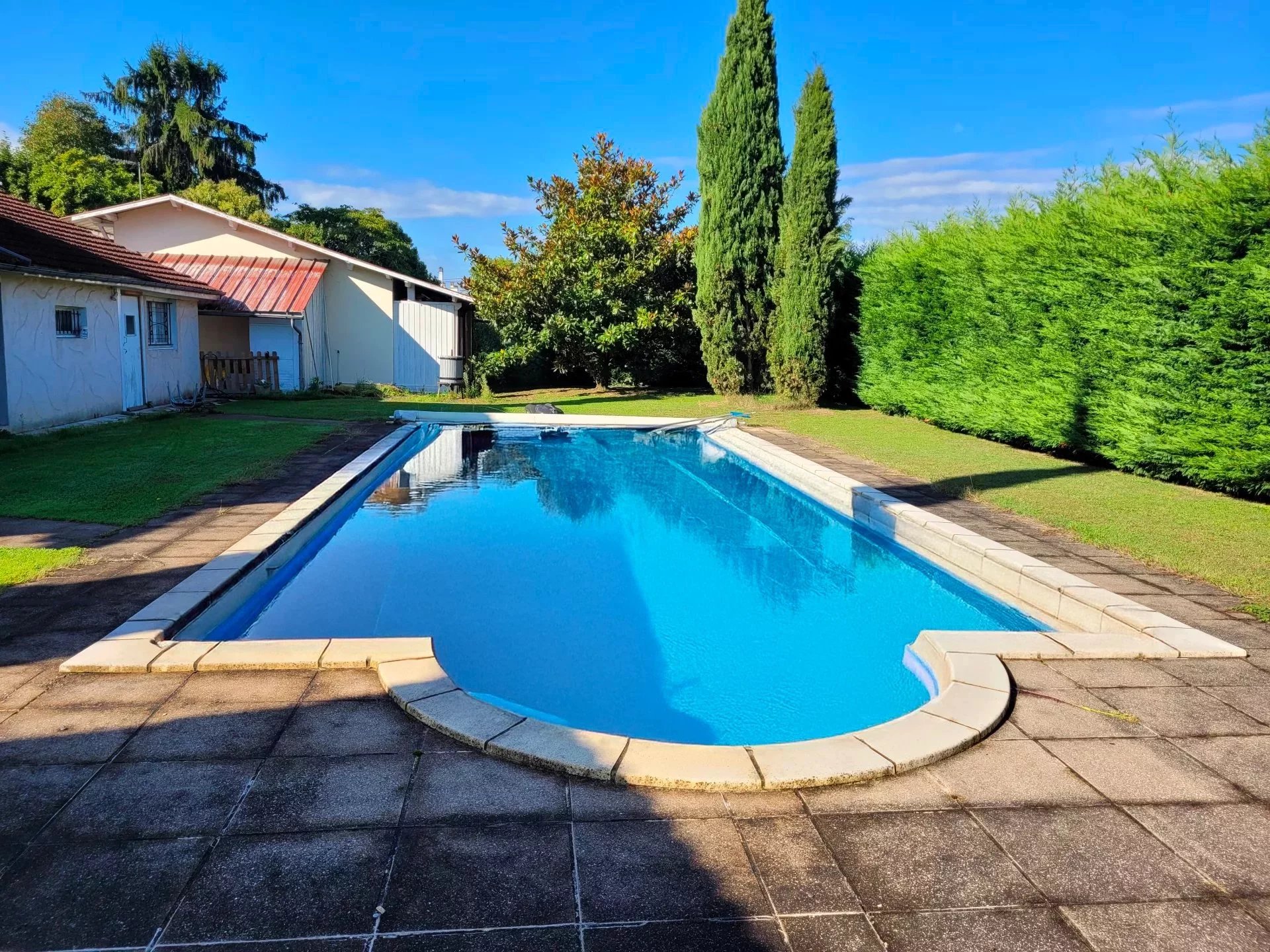 ANINVESTIMMO : Belle maison en centre-ville avec piscine