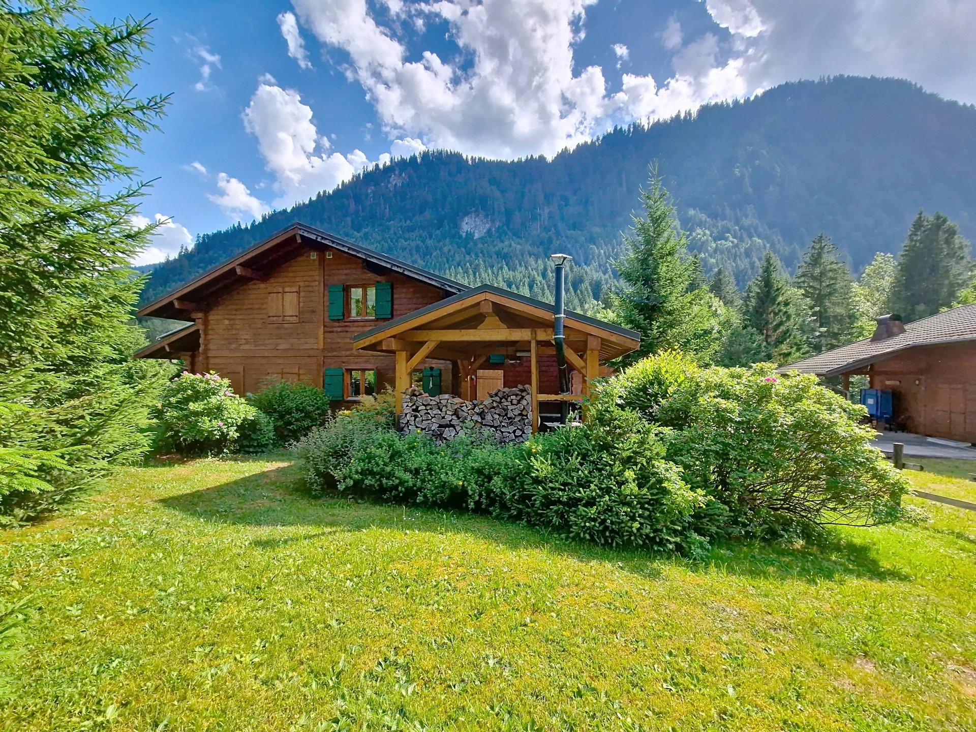 1/2 CHALET SPACIEUX SITUE AU CALME