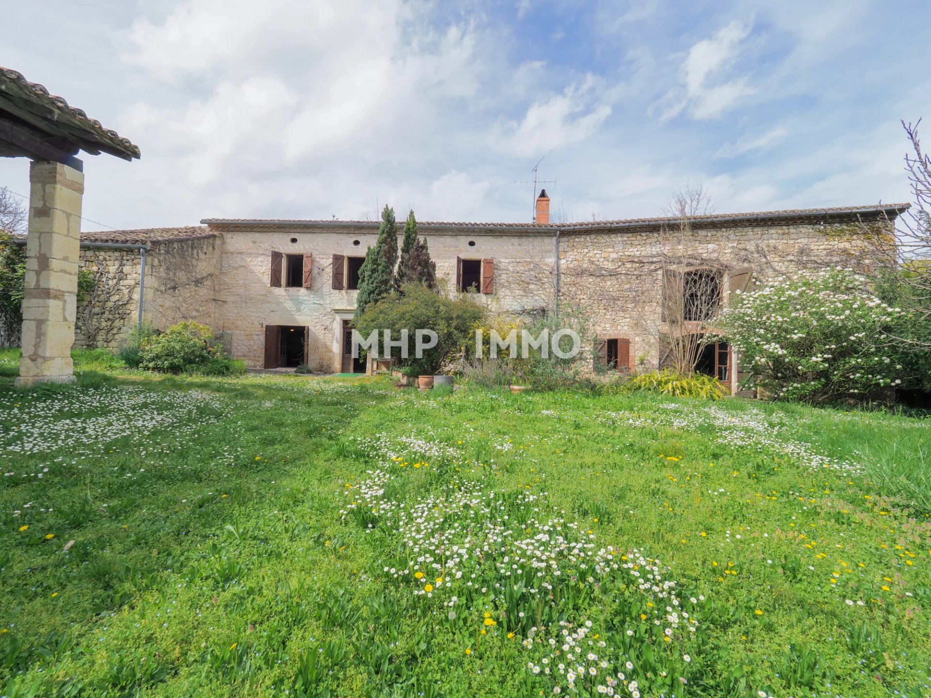 BASTIDE ALBIGEOISE  MAISON EN PIERRE DEPENDANCES