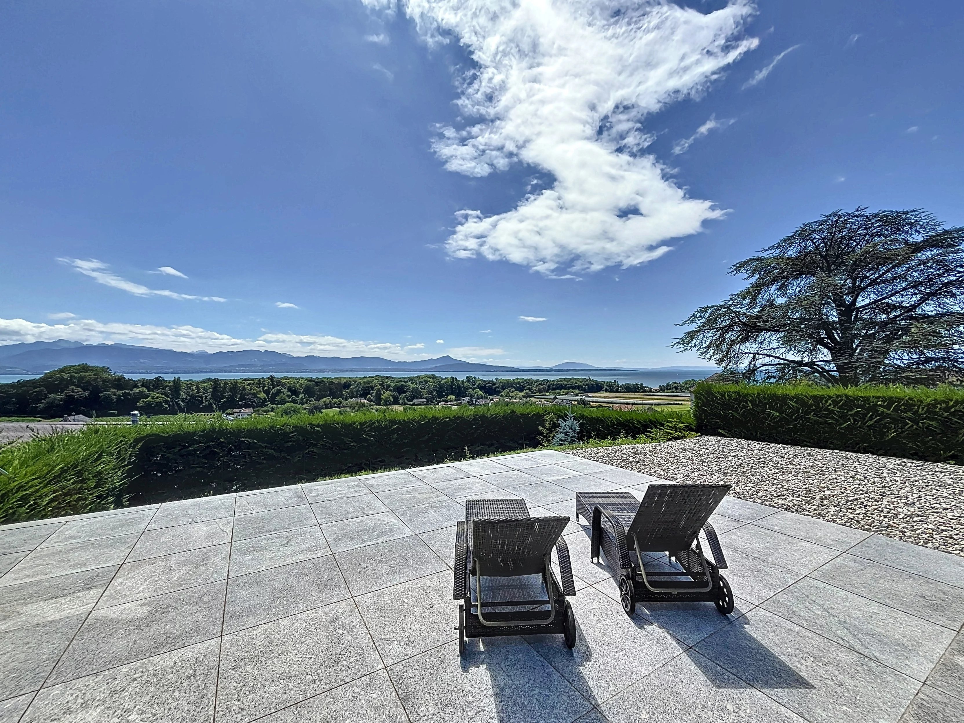 Magnificent villa with breathtaking lake view