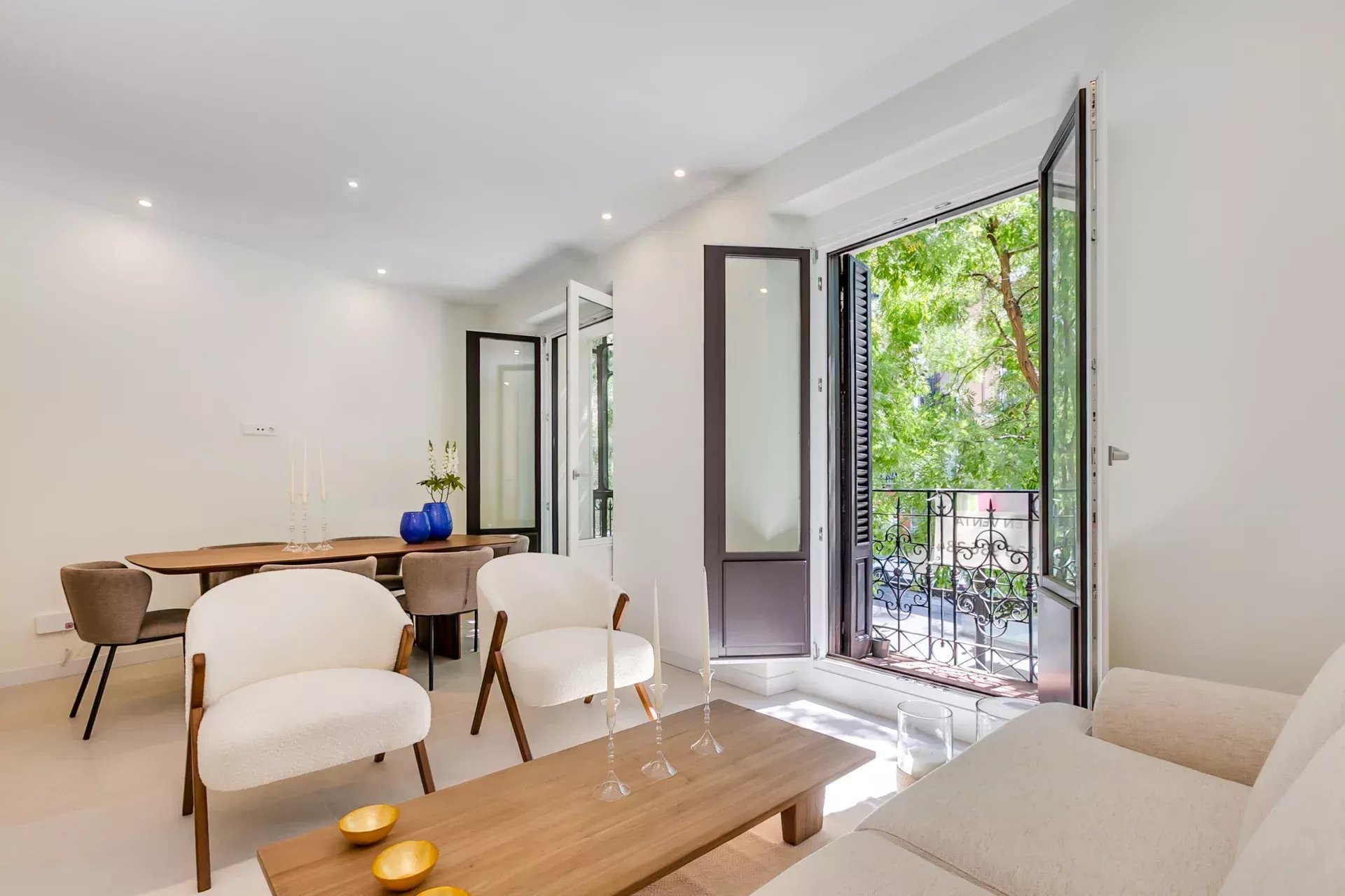 Appartement de design entièrement rénové, 2 suites, balcons, hauts plafonds et cuisine avec îlot