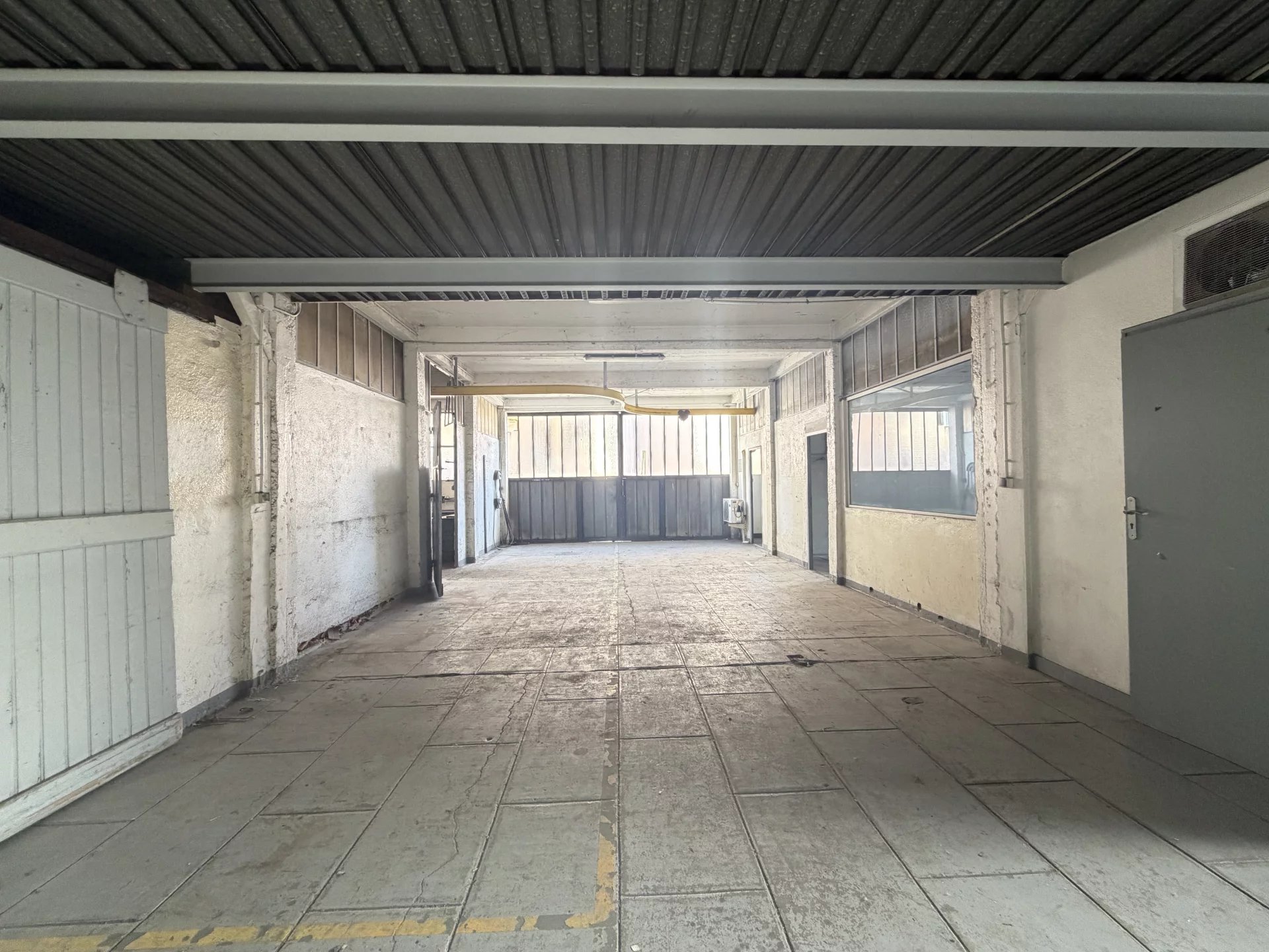 GRAND ENTREPOT IDEALEMENT SITUE