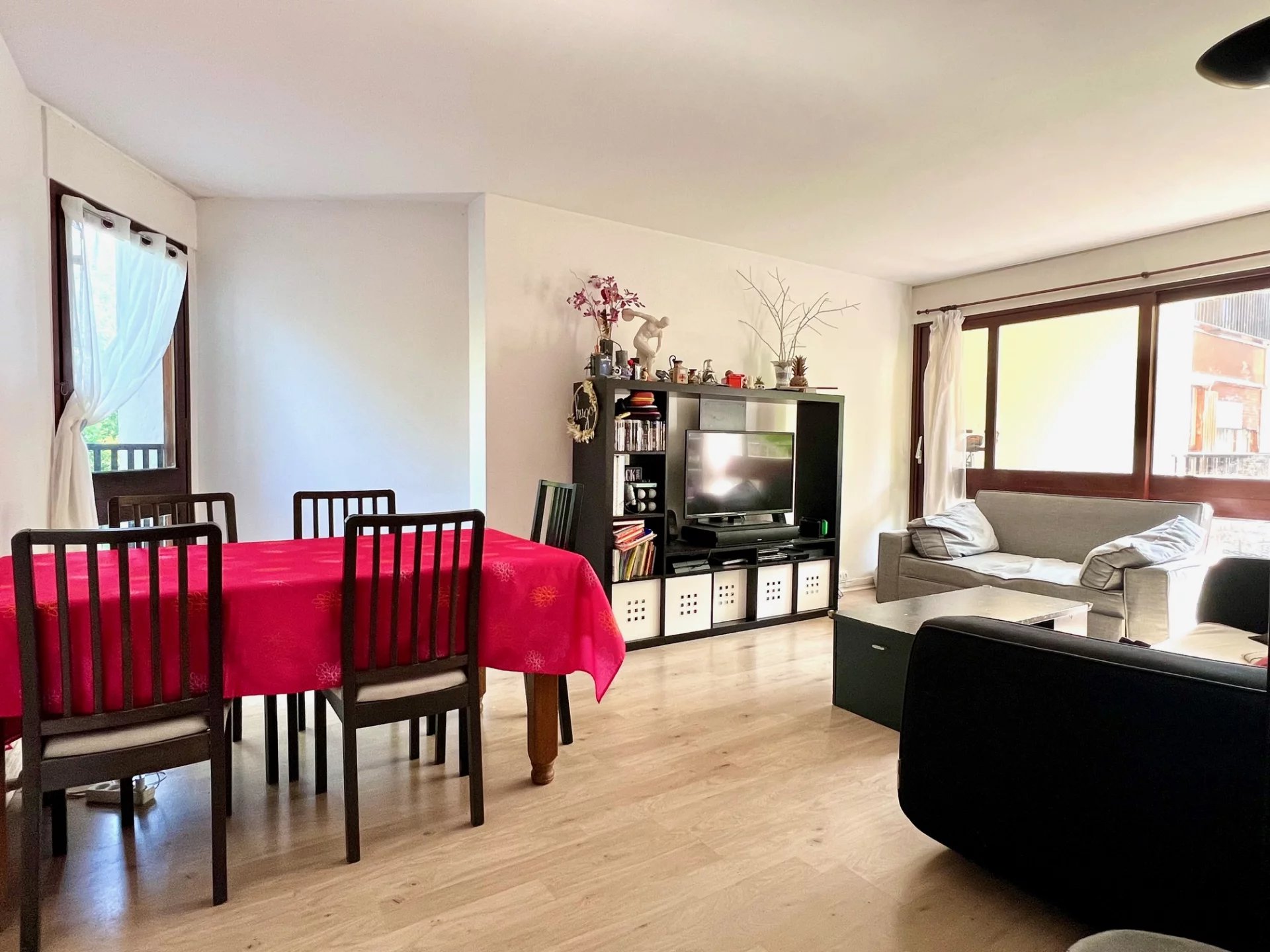 Agence immobilière de PARIS - LONDON - PAROS