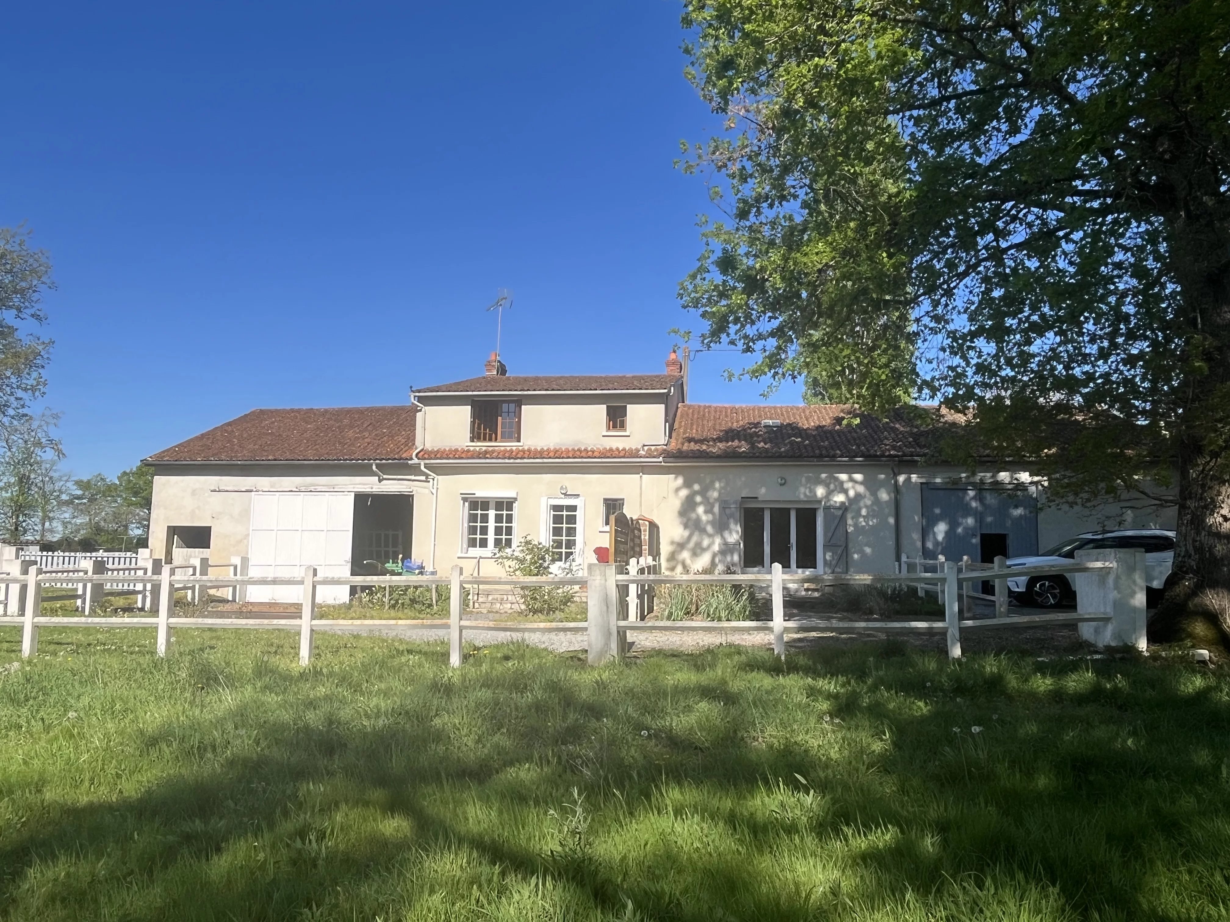 Spacious family home with 8 hectares and stabling