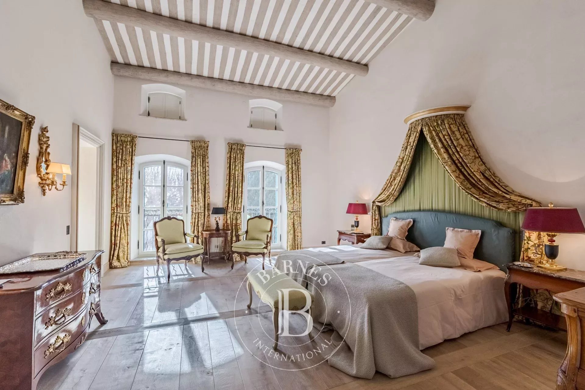 Exceptional property with panoramic views - picture 20 title=