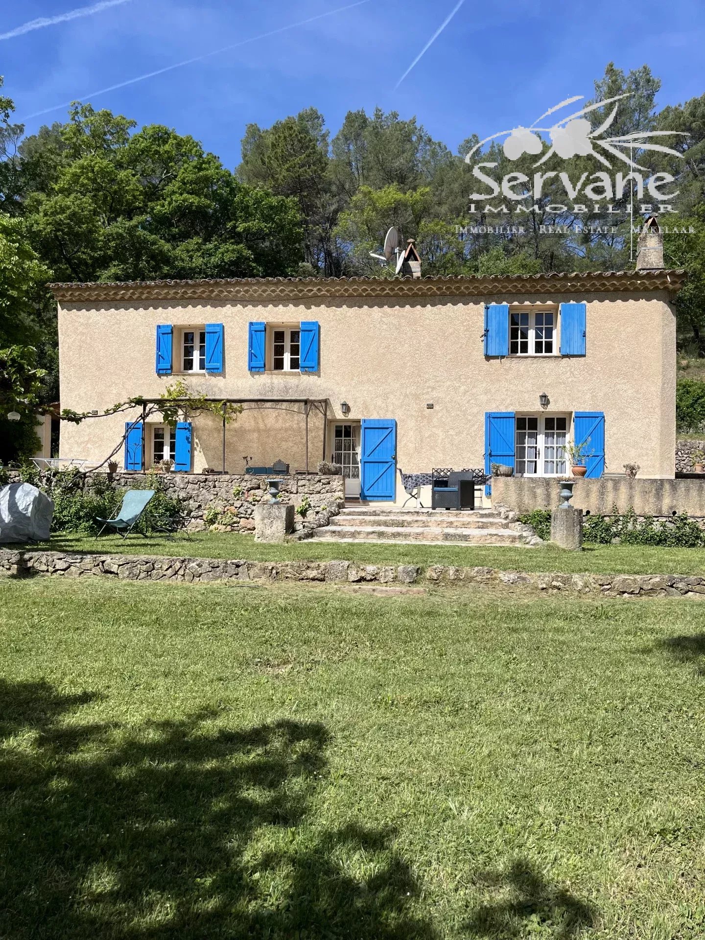 SALERNES Property with strong rental potential: 3 houses and a separate apartment