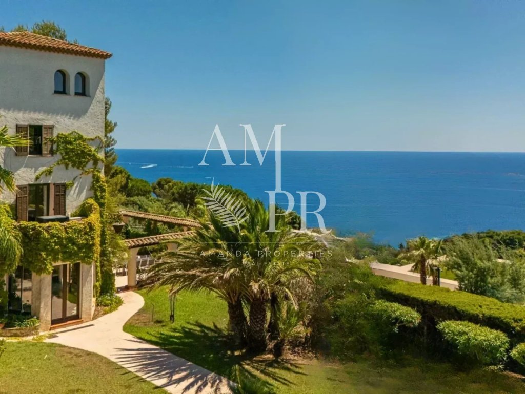 Villa for sale in Cannes — Luxury Family Estate in Cannes: Panoramic Sea View Villa for Sale