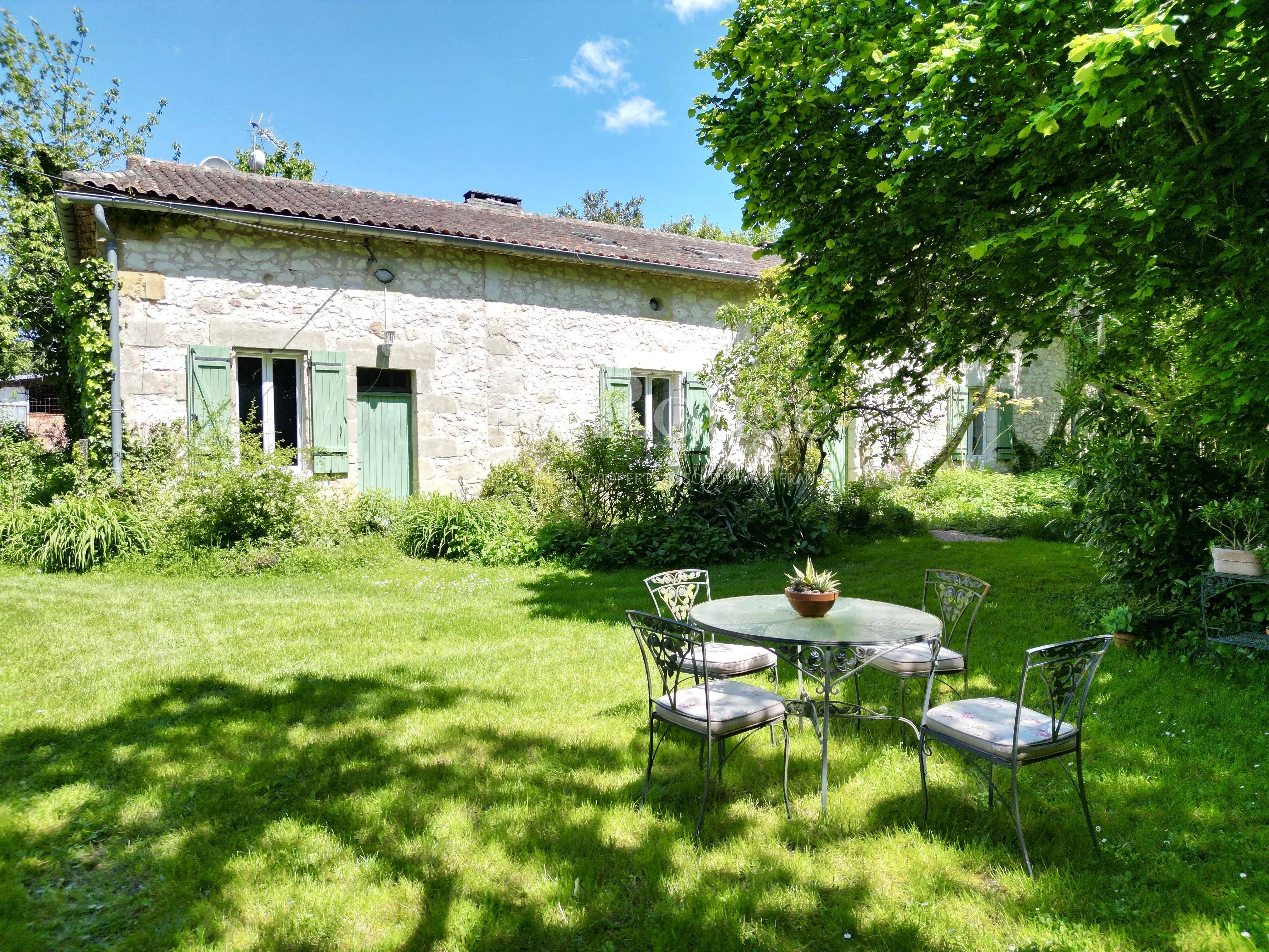 5 minutes from Lauzun - Stone house with barns, pond and park