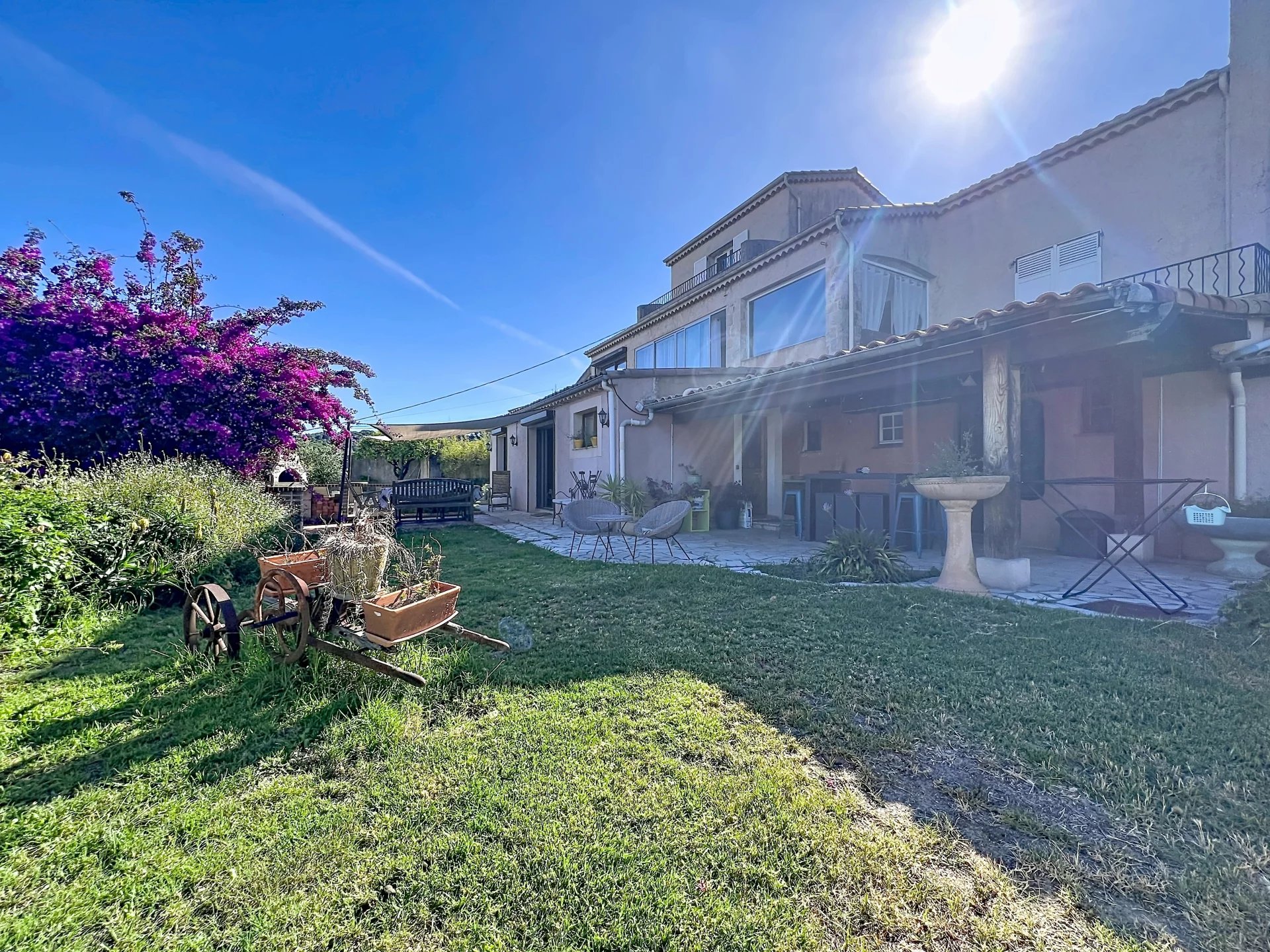 Appartement avec terrasses,  jardin, piscine privative et vue mer