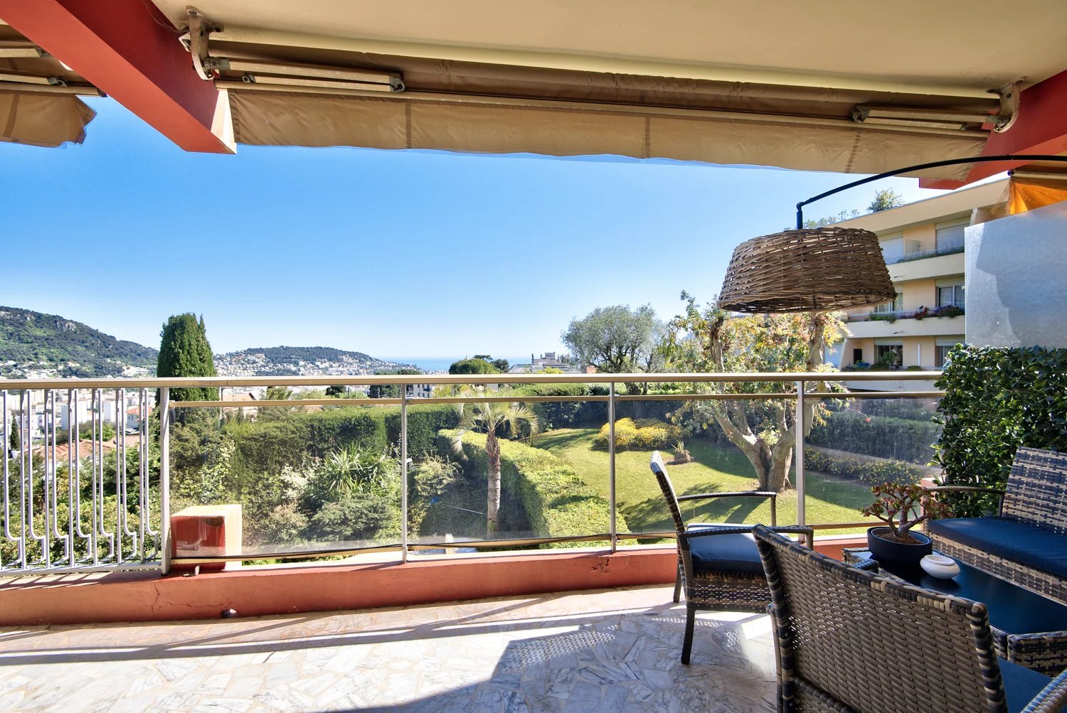 NICE CIMIEZ – QUATRE PIÈCES LUMINEUX AVEC VUE MER