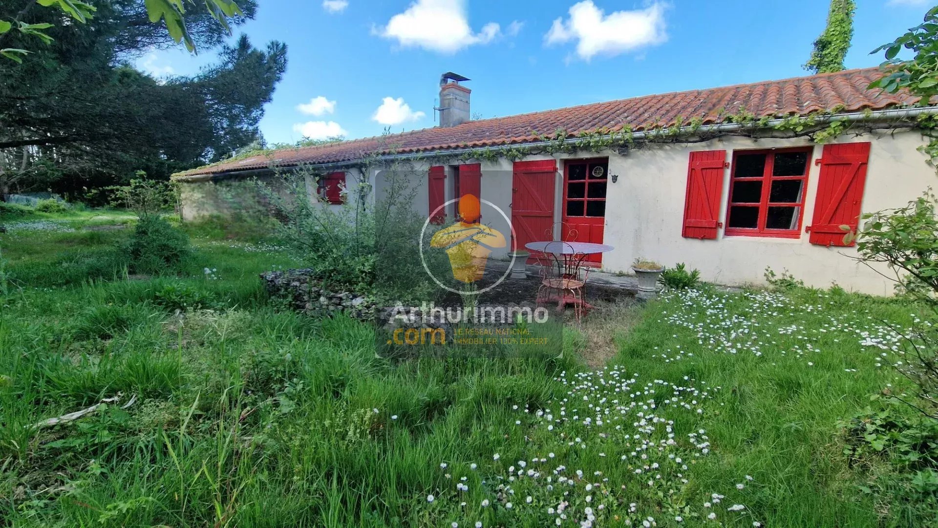 Charmante longère atypique en pierre de 107m² avec piscine et dépendances