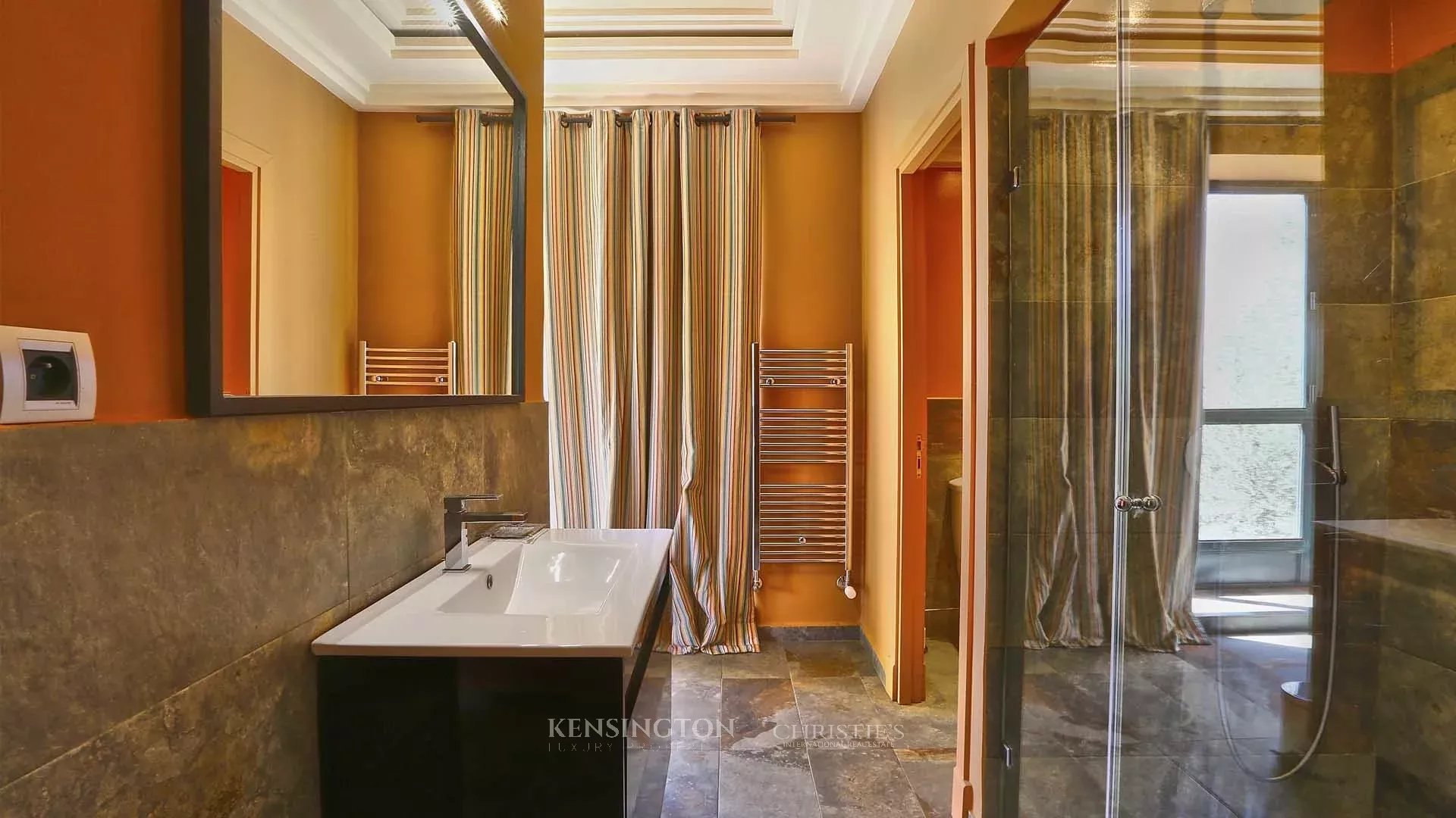 8 Bedroom Villa/Townhouse's Image 29