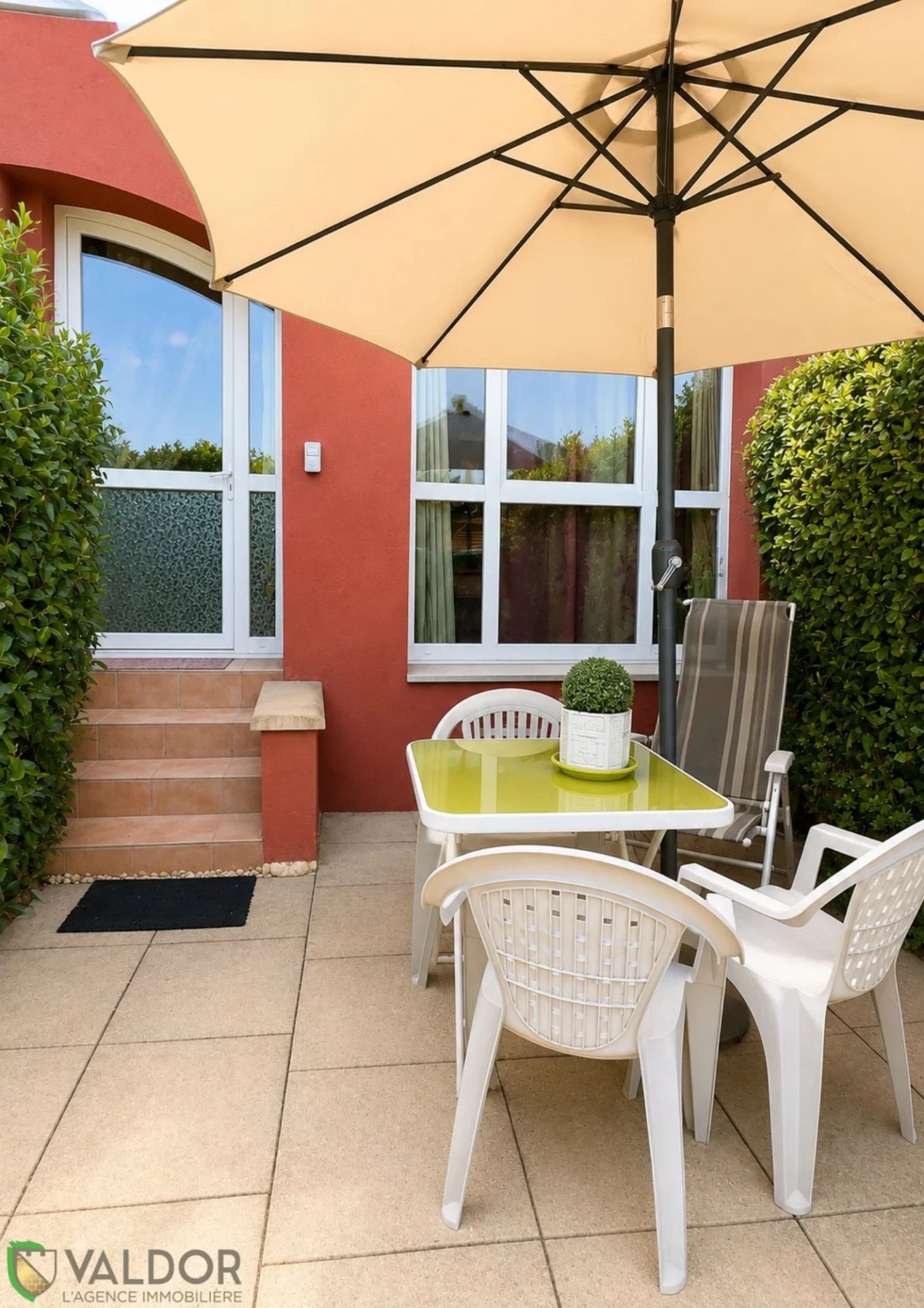 Maison deux chambres avec  jardin privatif et abri voiture.