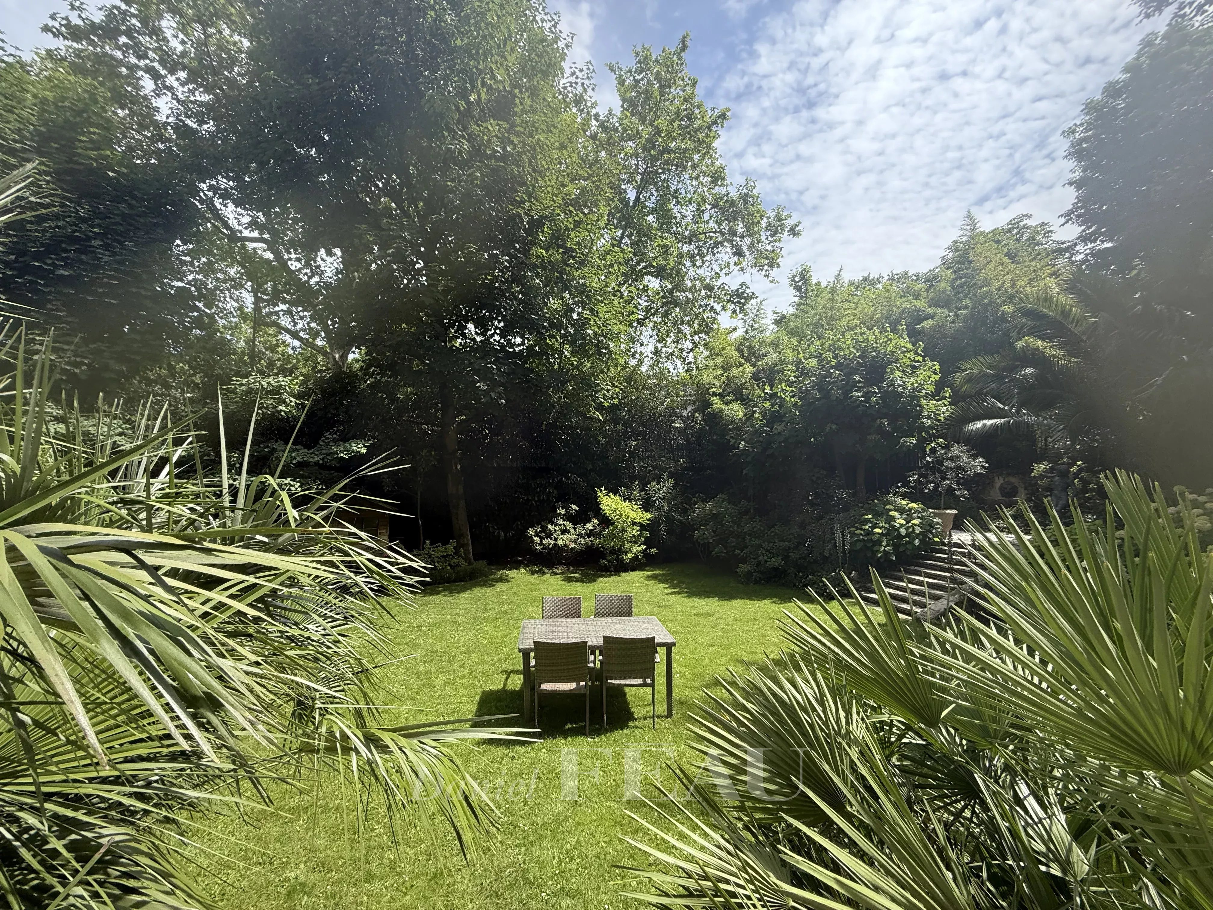 Neuilly-sur-Seine  -  An ideal family apartment  with a garden