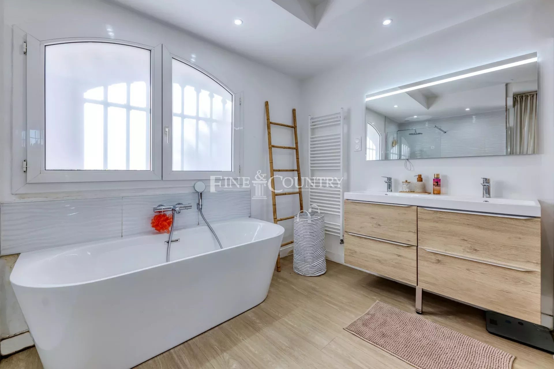 Photo of For sale  Villa in Valbonne - Panoramic view