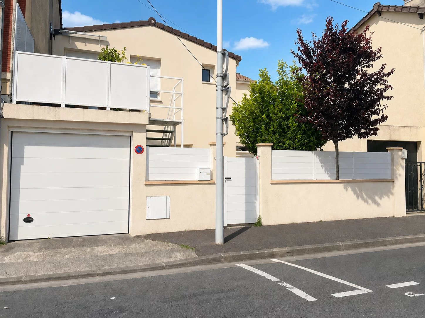 La Courneuve, joli pavillon récemment transformé et disposant de deux appartements, d’un petit jardin à l’abri des regards. 120 m² total, 5 chambres, espaces extérieurs 80 m² environ.