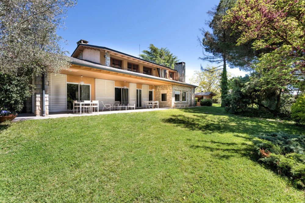 Propriété privée de campagne près de Cardedeu — Maison principale, maison d'amis et dépendance pour collectionneurs de voitures