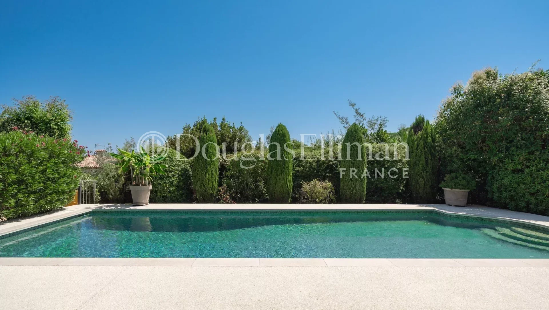 La Roquette-sur-Siagne : Elégante villa rénovée avec vue mer, proche de Mougins - Image nᵒ2