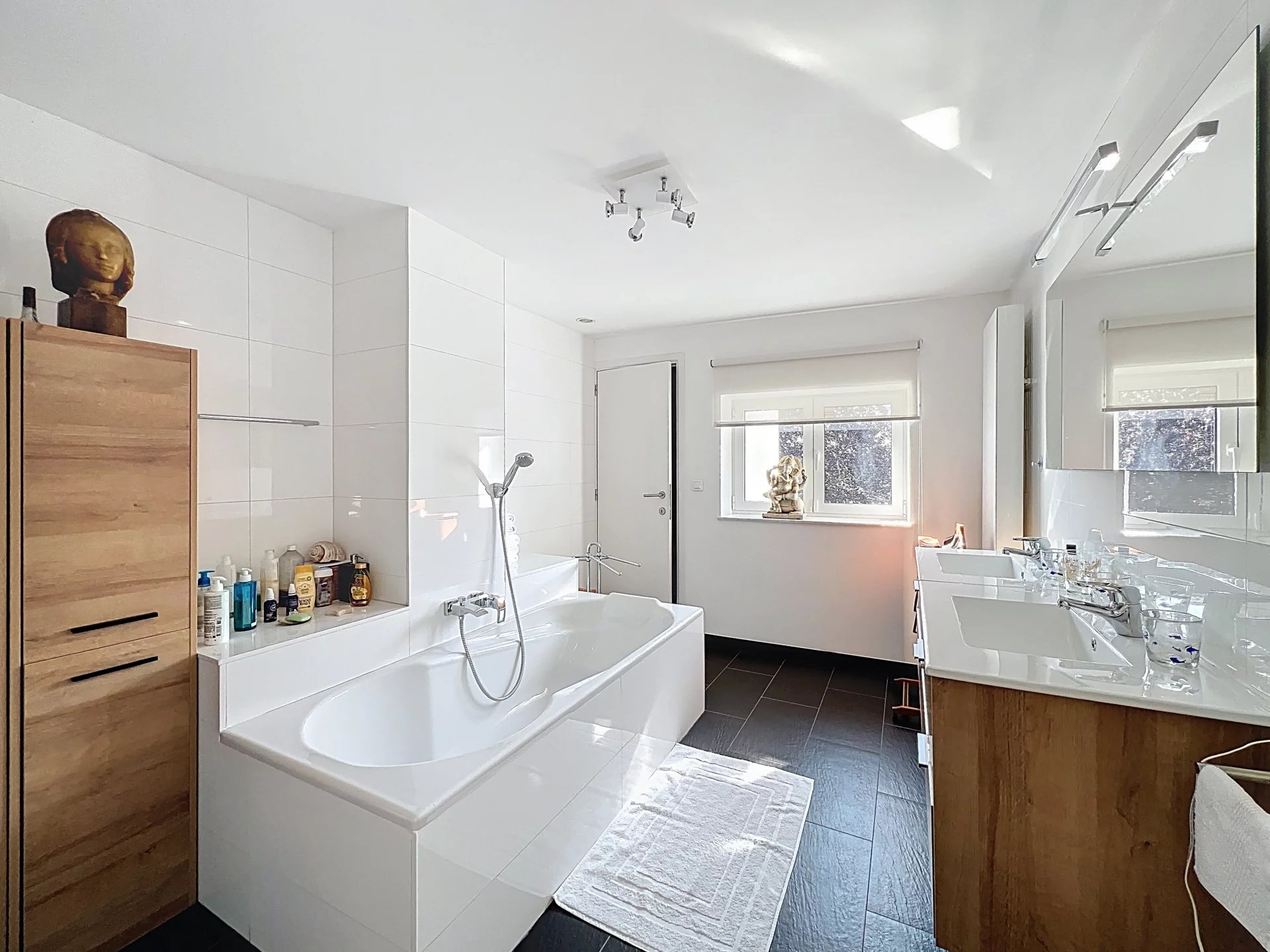 Apartment 3 bedrooms , 1 office , terrace