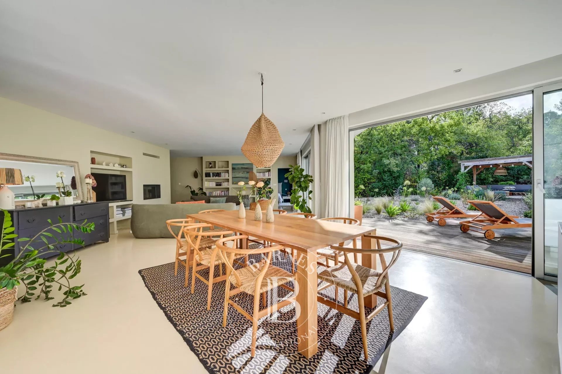 AIX-EN-PROVENCE – BEAUTIFUL CONTEMPORARY VILLA – 5 BEDROOMS – STUDIO – PEACEFUL SETTING