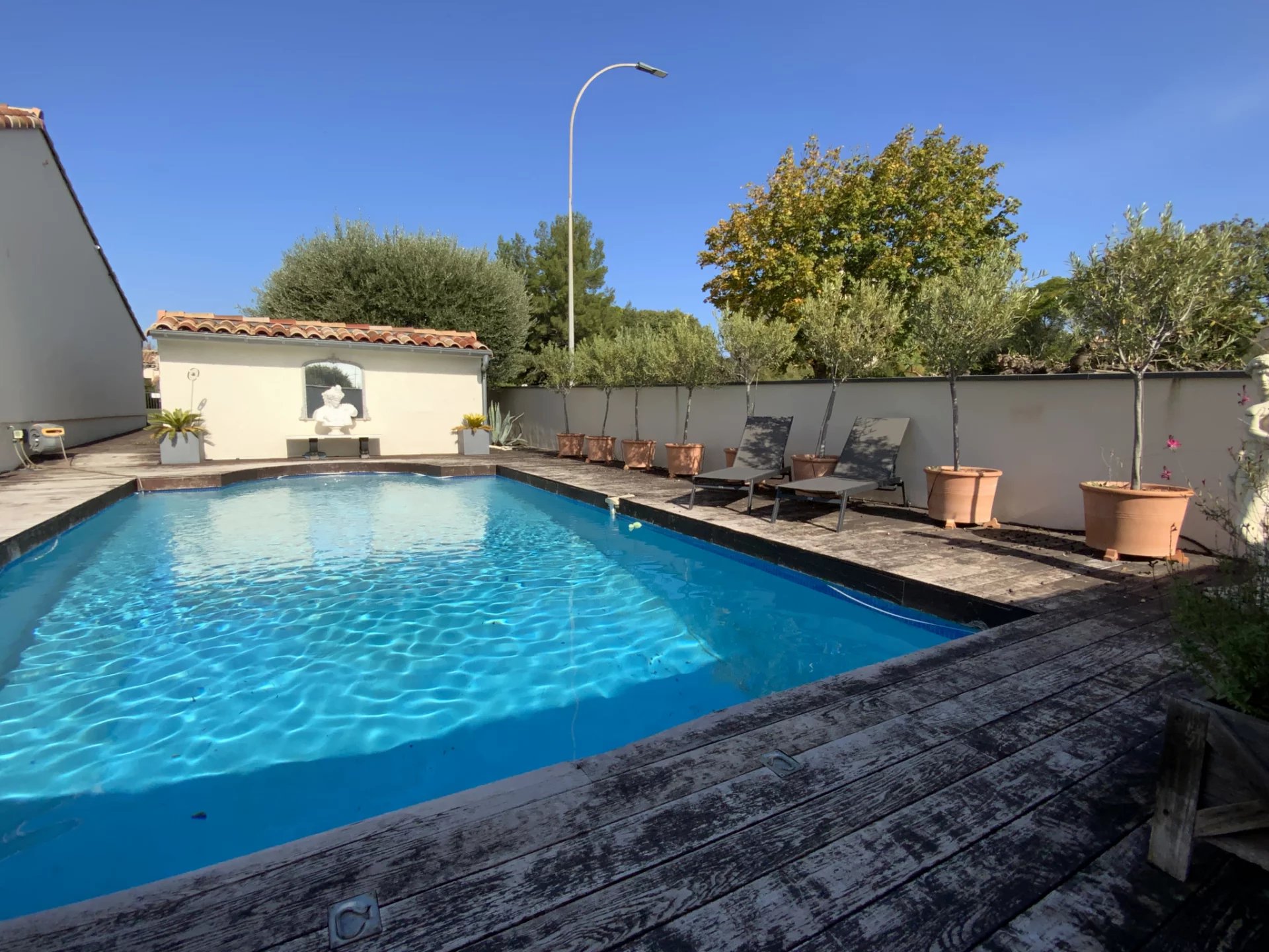 Villa Uzès à pieds, terrain avec piscine.