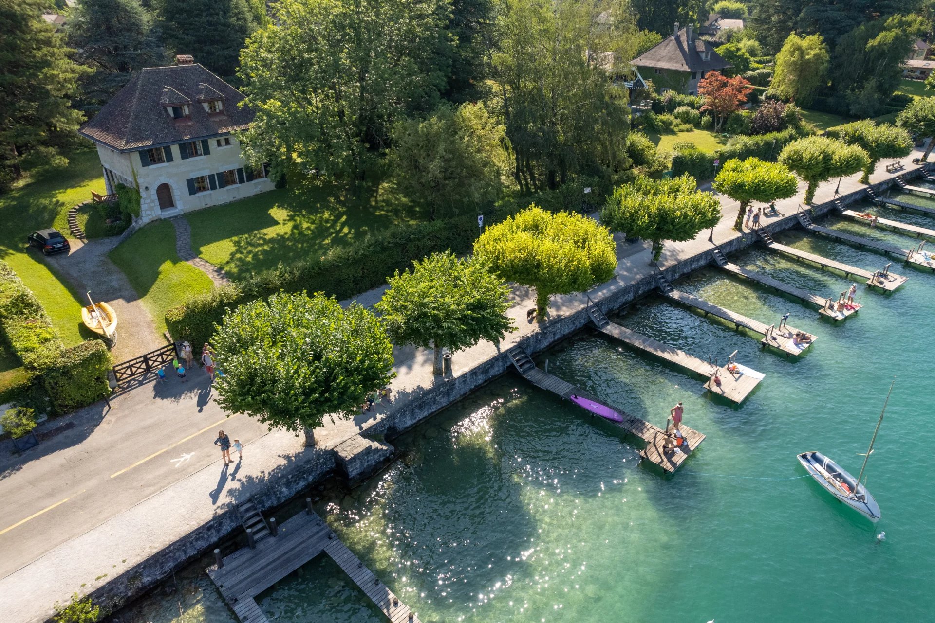 Menthon-Saint-Bernard, beautiful family architect-designed property, facing the lake