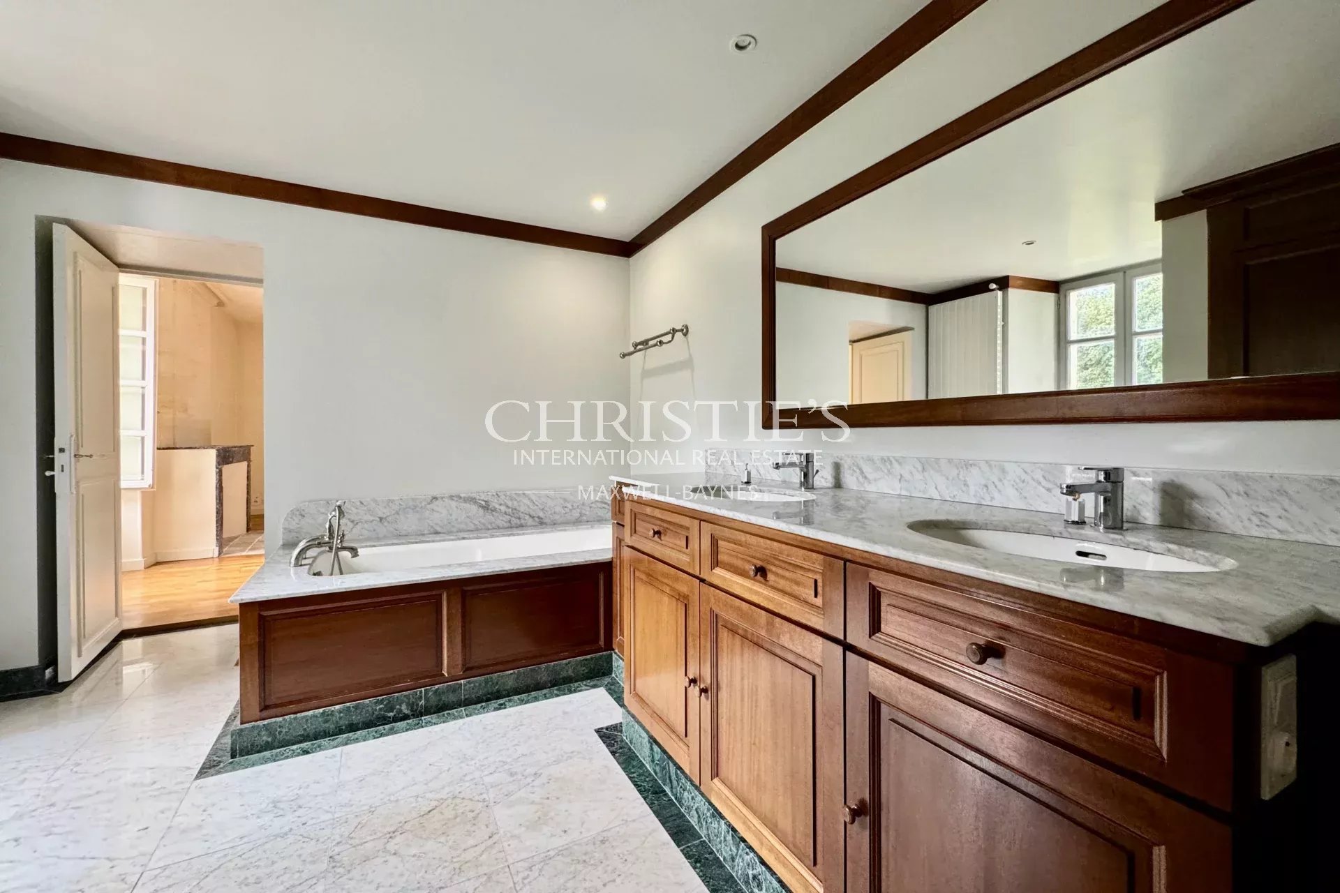 11 Bedroom Villa/Townhouse's Image 17