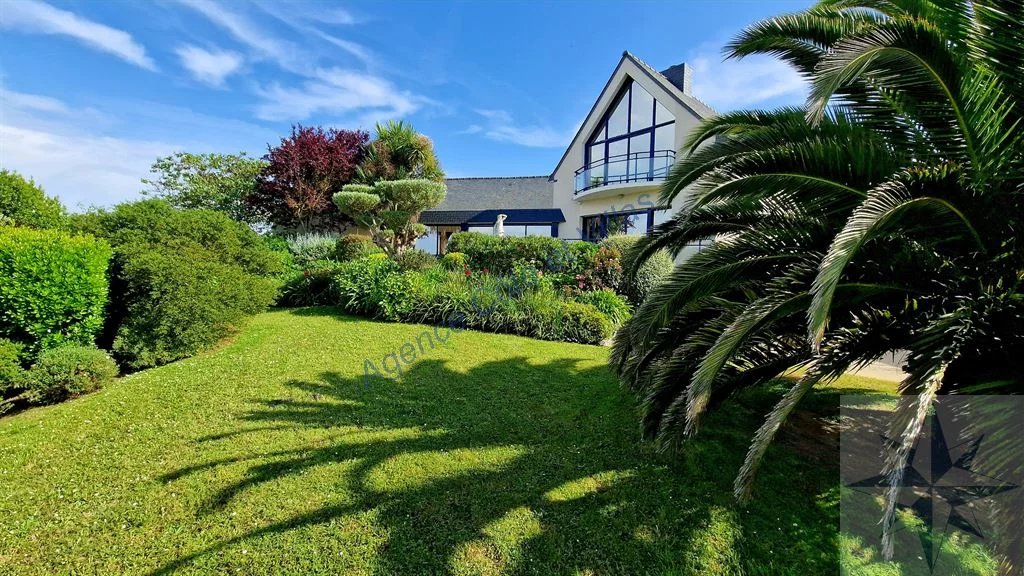 Villa dans un écrin de verdure à 450 m de la plage.