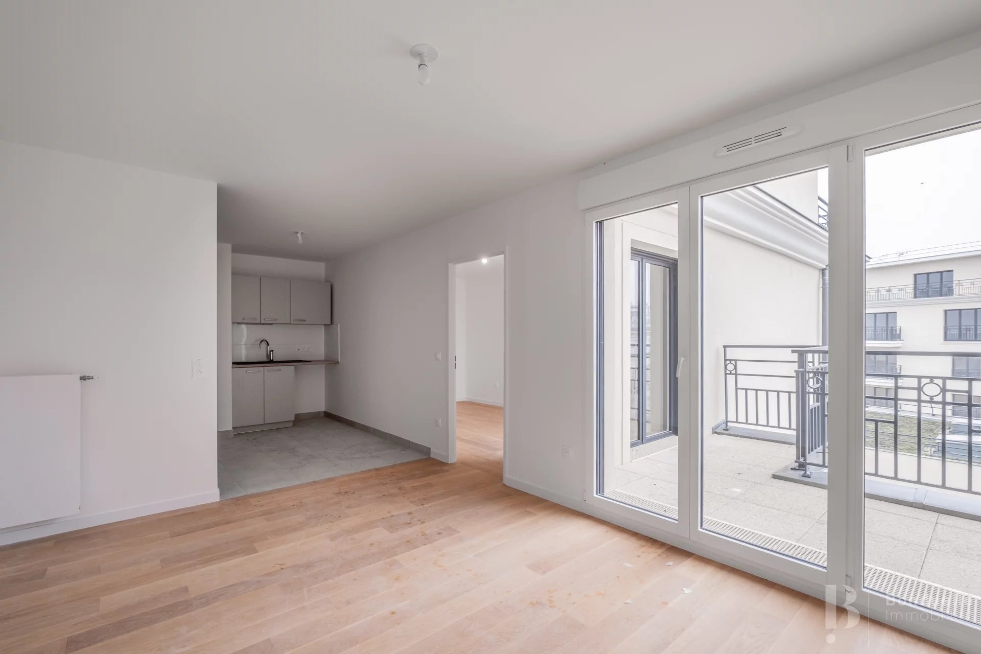 SAINT-MAUR - AV. LOUIS BLANC - A LOUER VIDE 2 PIECES DE 45M² AVEC BALCON AU 3E ETAGE - SUPERBE IMMEUBLE NEUF - PARKING