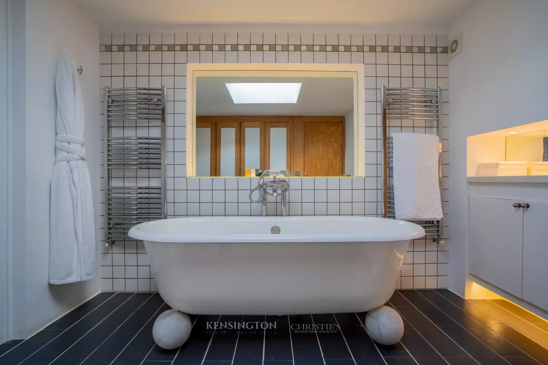 6 Bedroom Villa/Townhouse's Image 32