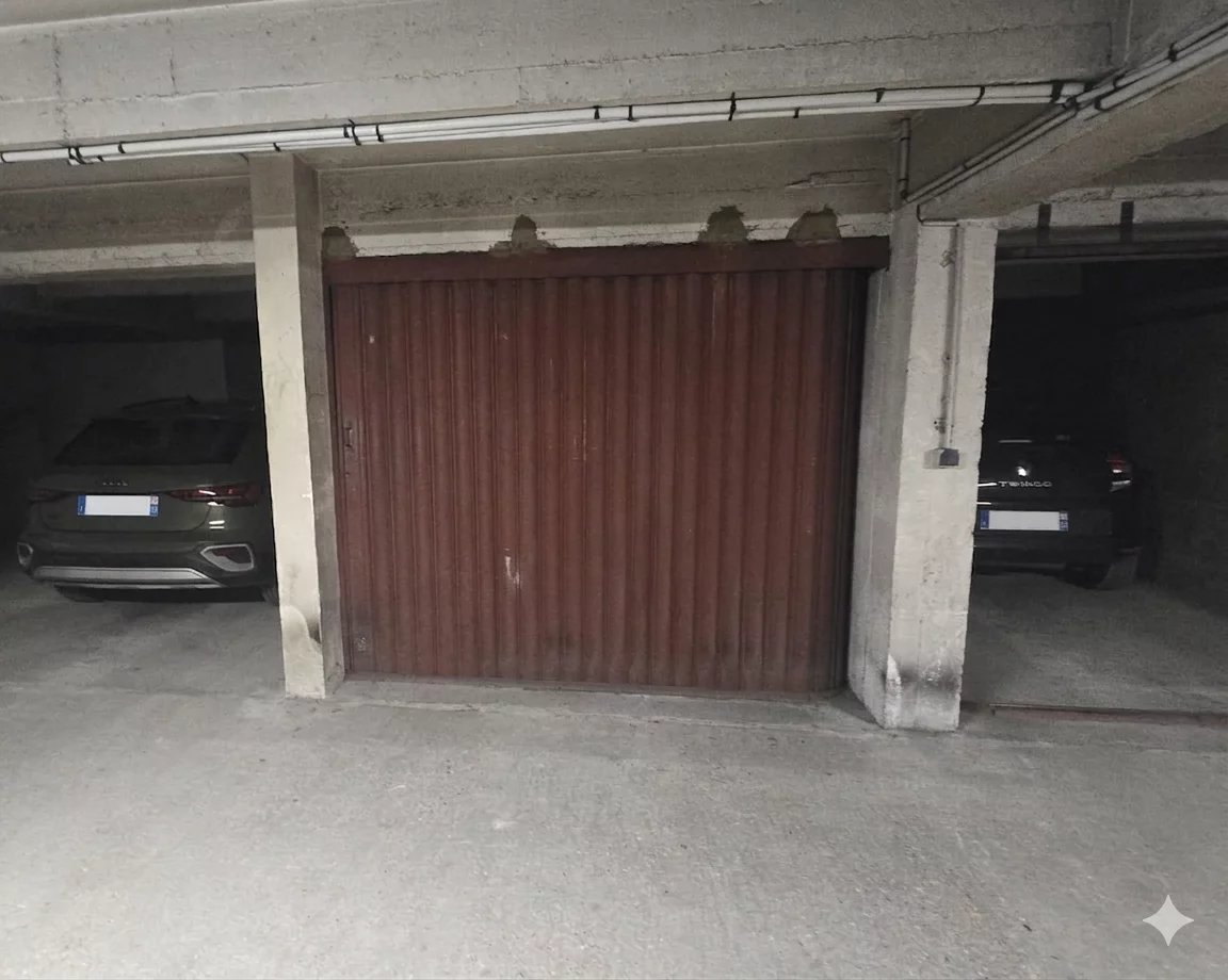 PARIS 7/Bd des Invalides - Parkings à vendre