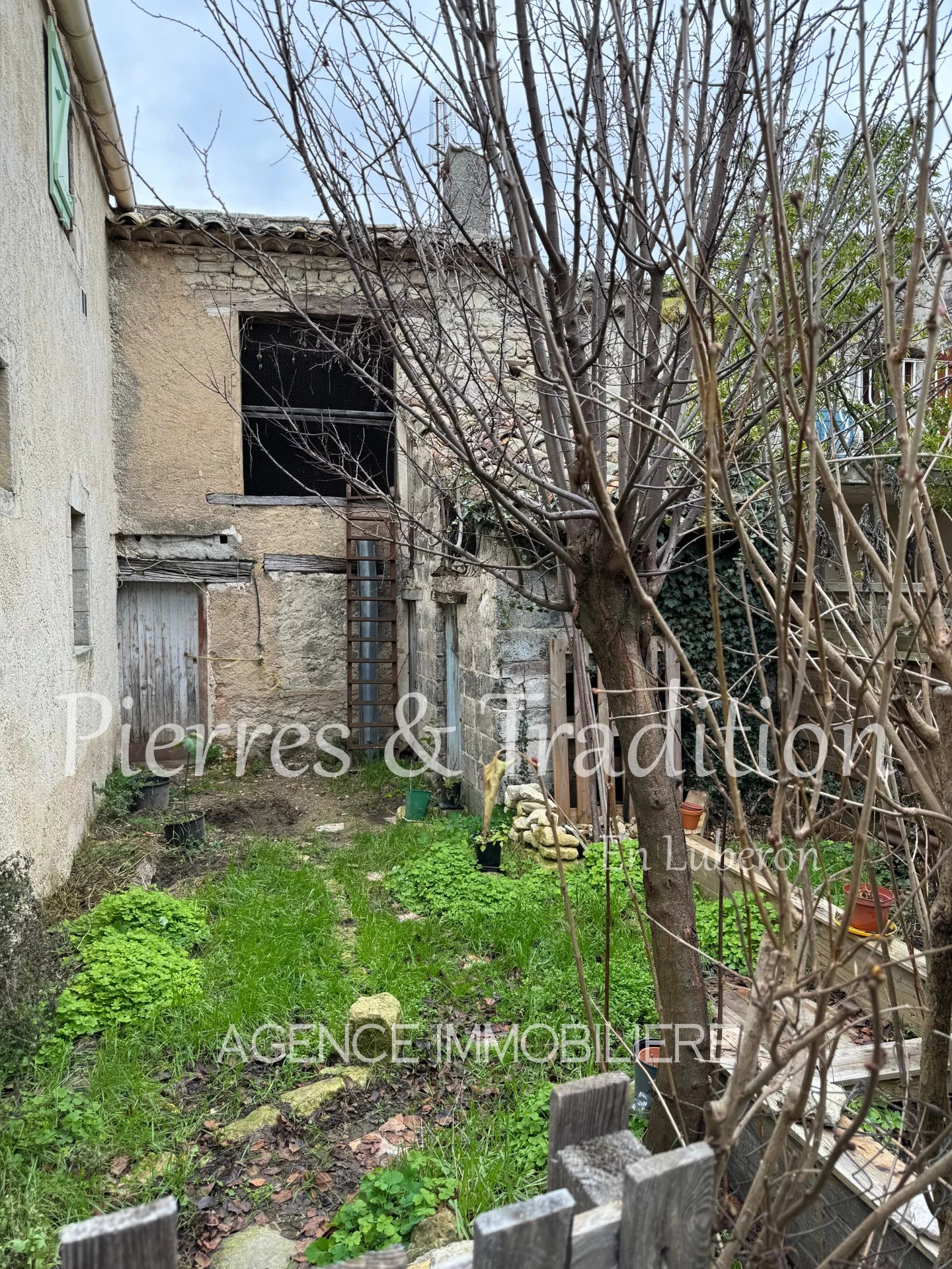 Cereste, Luberon, Village house to renovate with garden