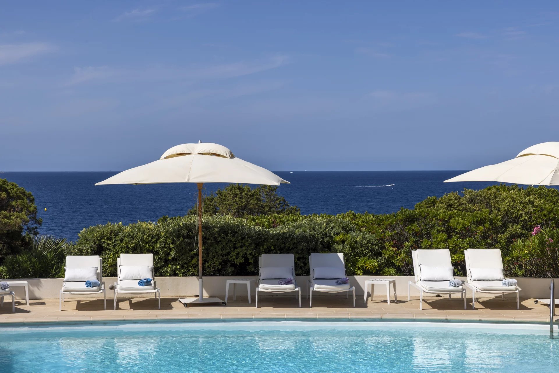 Villa IRIS- Pieds dans l'eau, presqu'ile de l'Isolella, 5 chambres, piscine, vue mer