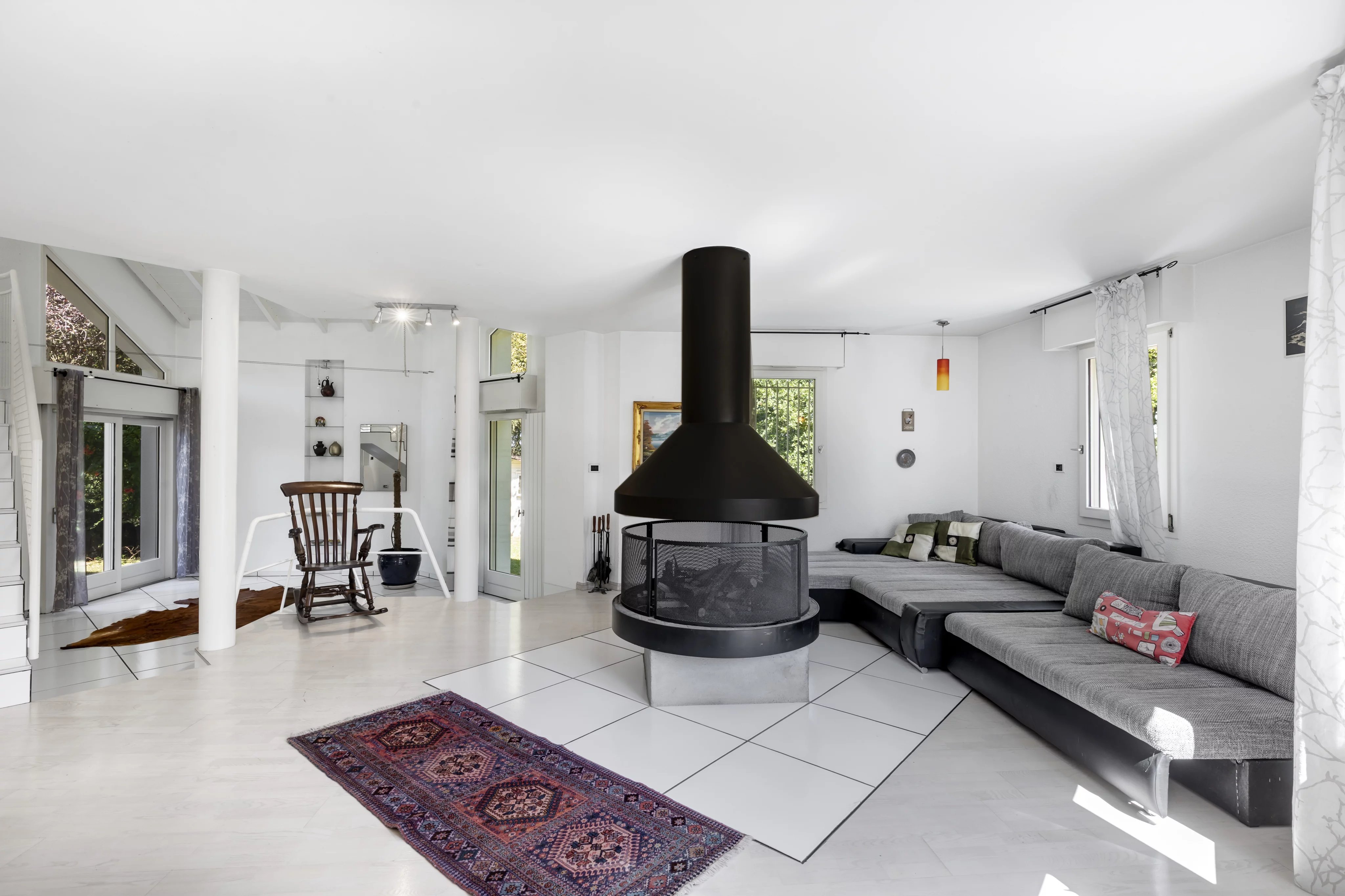 Architect-designed villa with swimming pool, 5 minutes from the border
