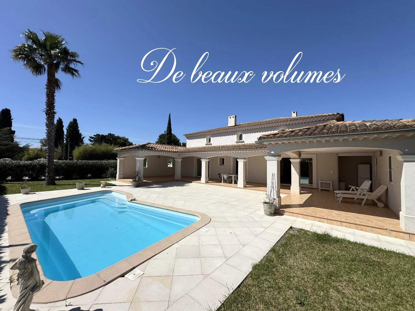 Sanary-sur-Mer, villa de 7 chambres + garage de 60 m² sur terrain d'environ 1250 m²