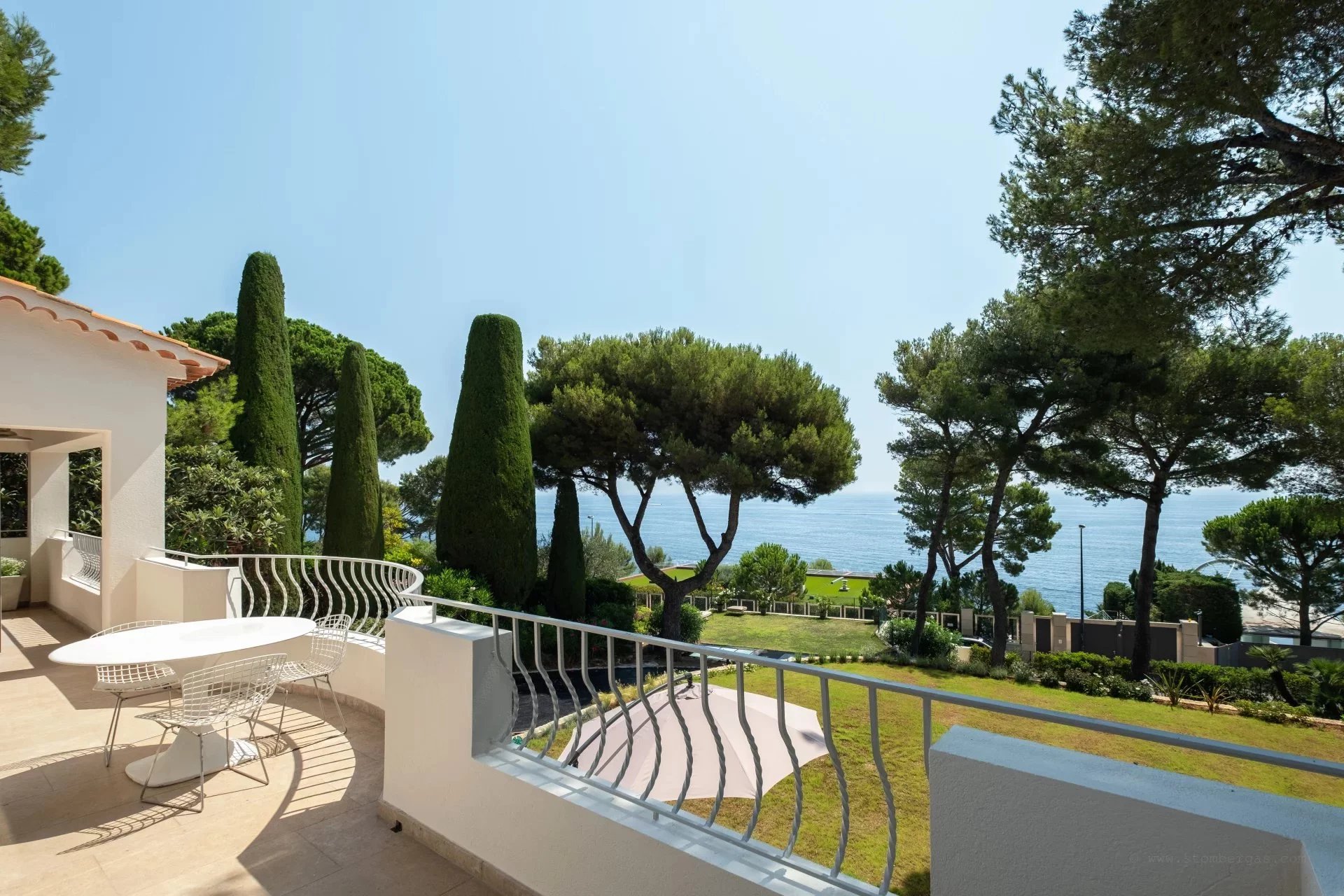 Villa provençale en deuxième ligne avec jardins plats, piscine chauffée et vue sur la mer
