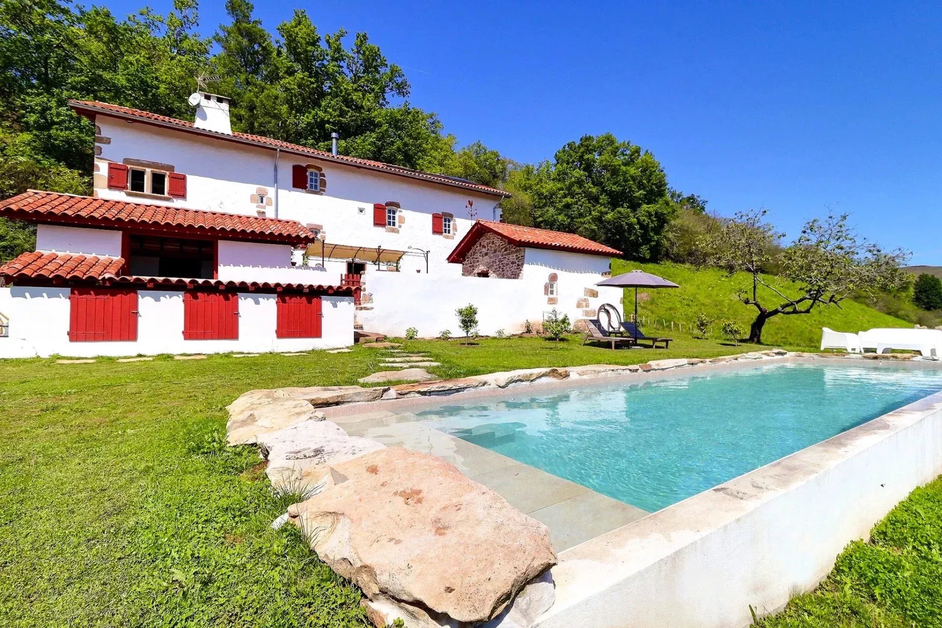 A vendre Sare, à 25 minutes de Saint-Jean-de-Luz - Rare ferme basque entièrement rénovée