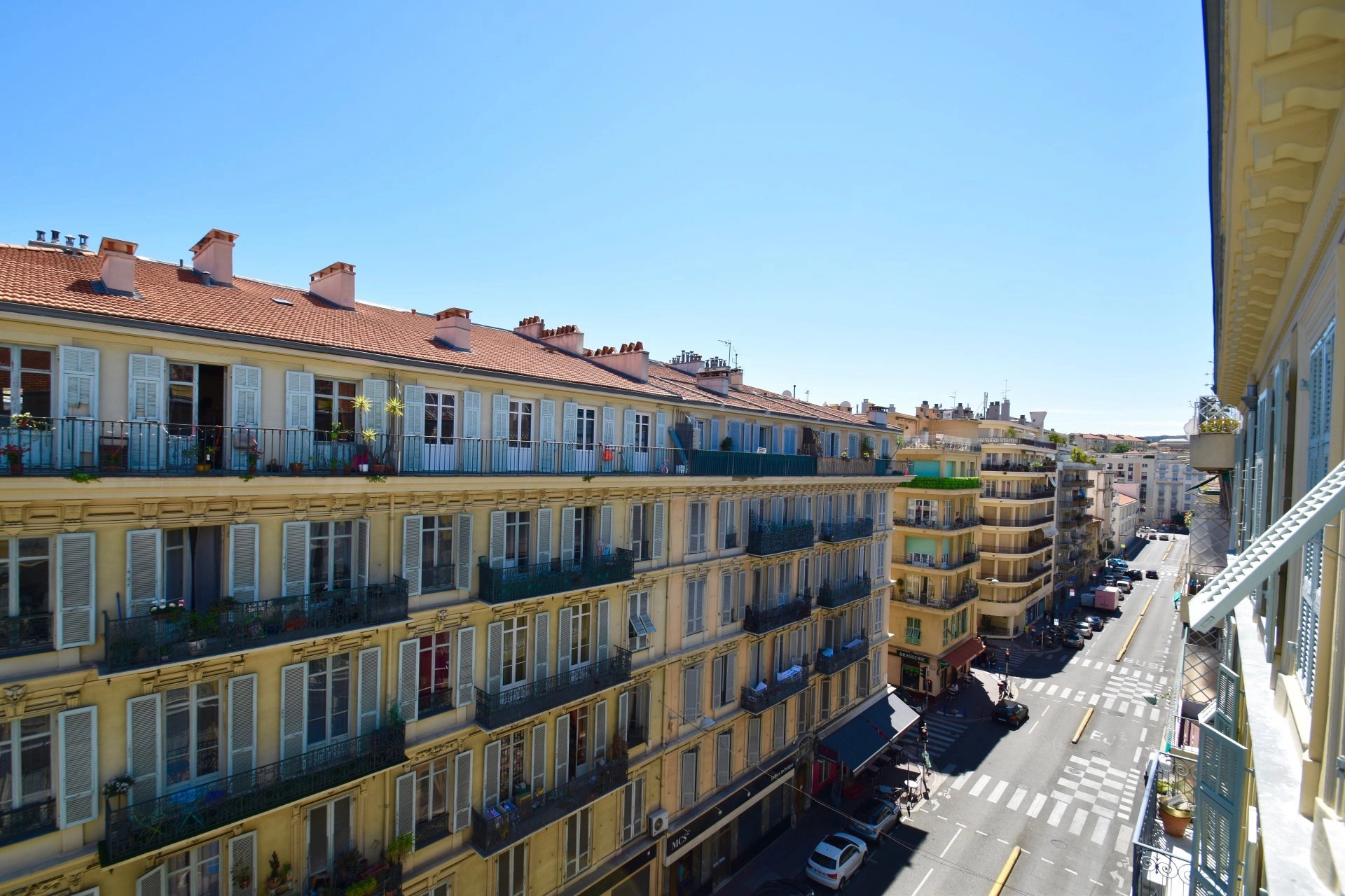 Nice Centre Fleurs / Rue Dante  - Deux Pièces DERNIER ETAGE  - 168 000 Euros